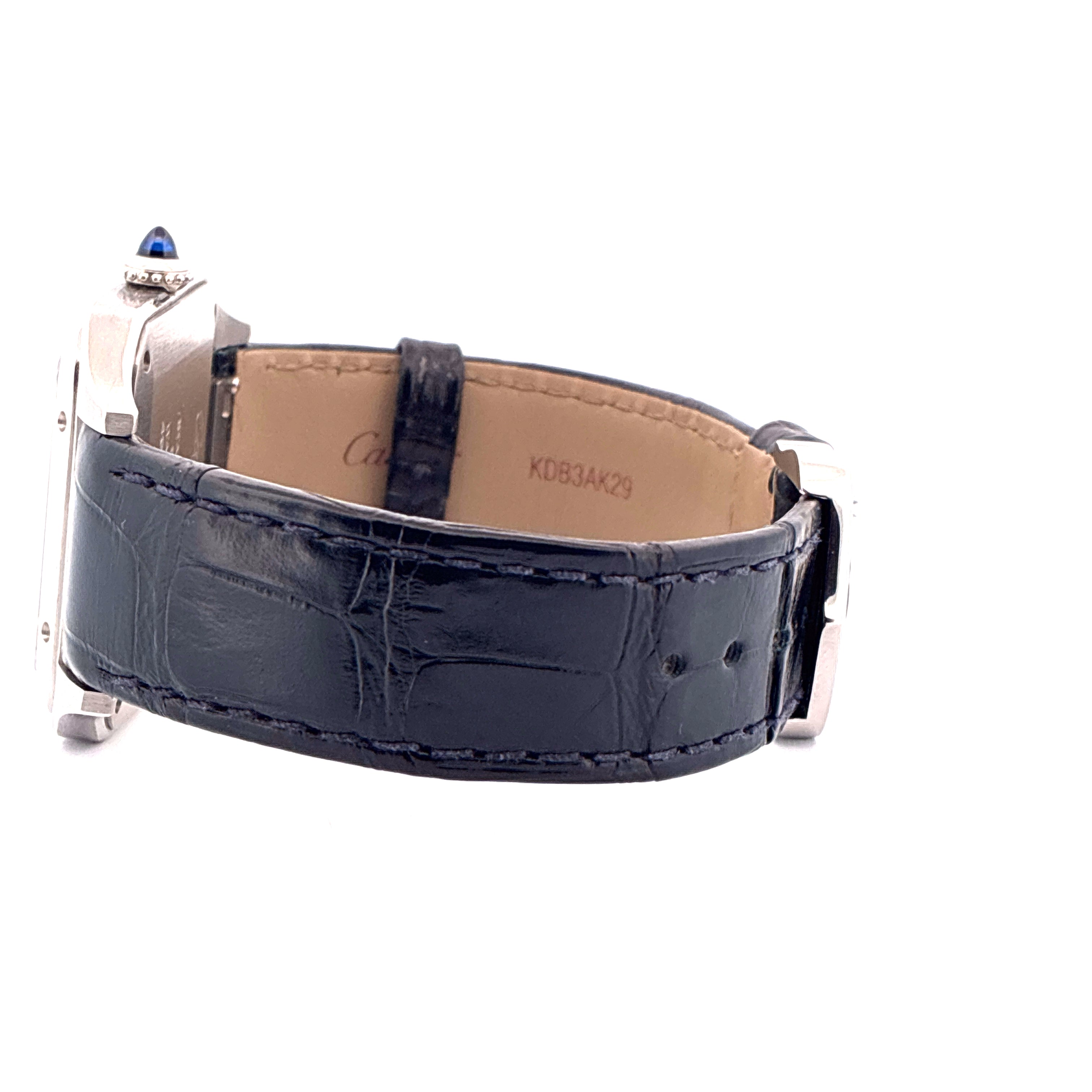 Seitenansicht einer Cartier Santos Dumont Uhr mit blauem Lederarmband und silbernem Zifferblatt