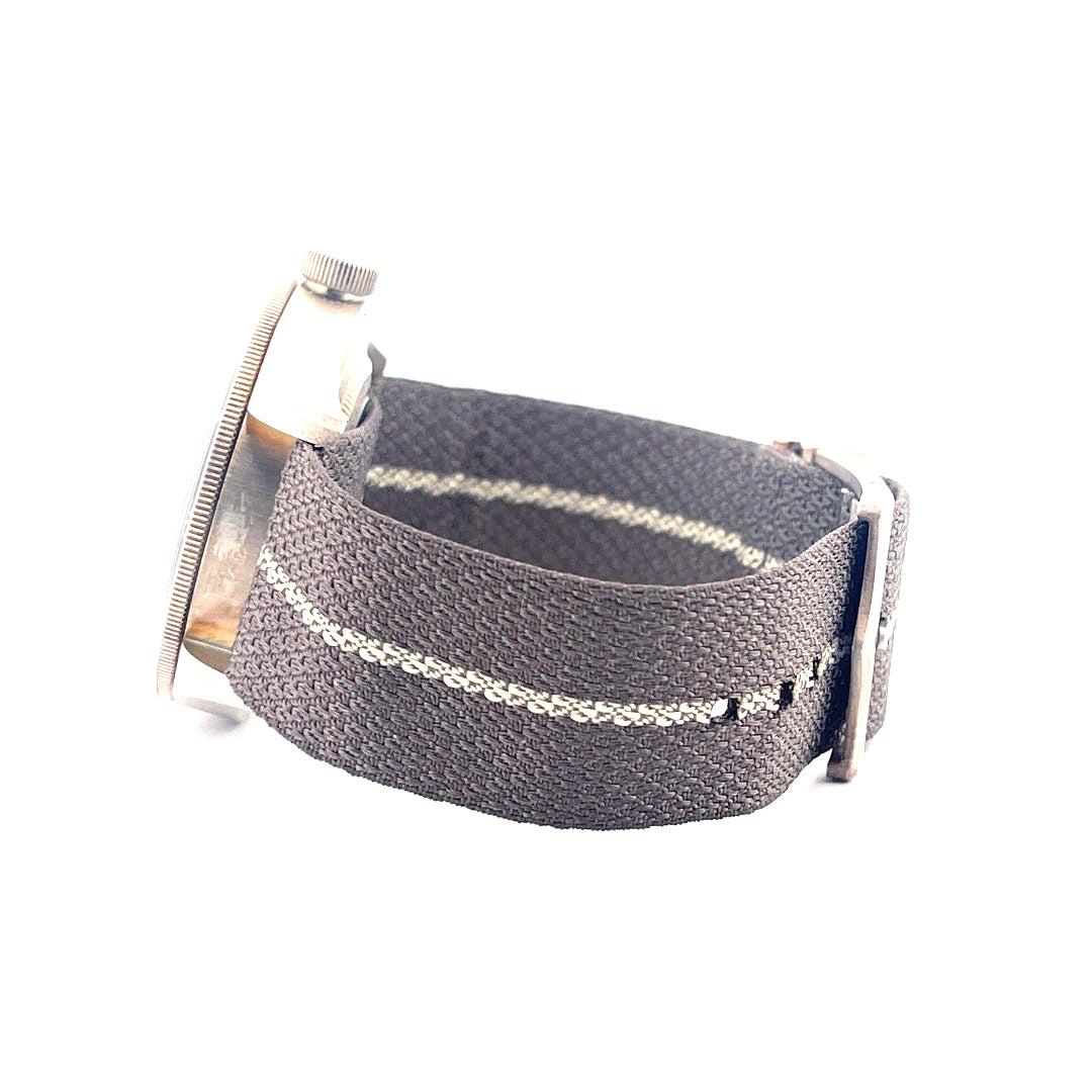 Seitenansicht einer Tudor Black Bay Fifty-Eight 925 Silber mit grauem Nato-Armband