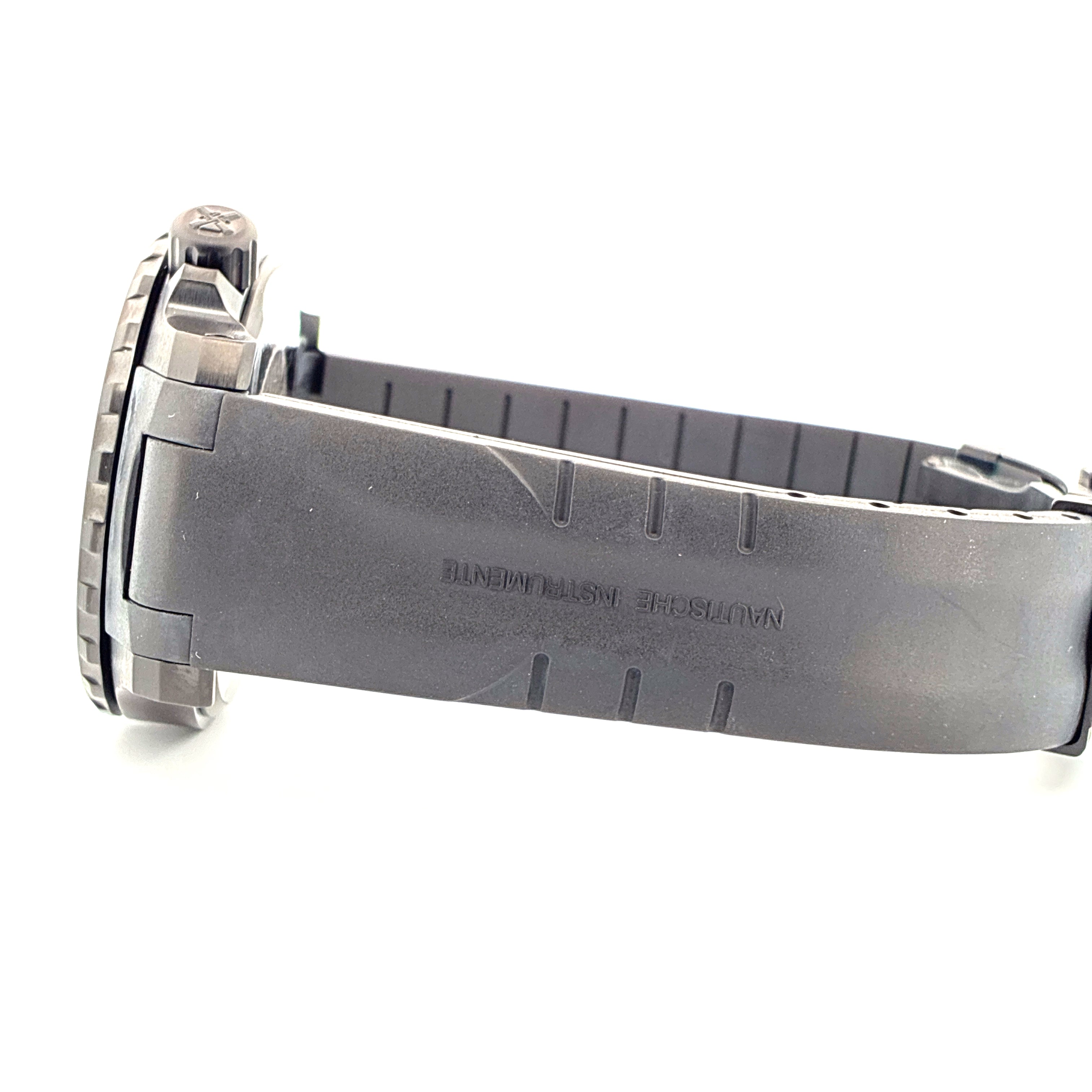 Mühle Glashütte Sea-timer Blackmotion Kautschukband im Detail auf weißem Hintergrund