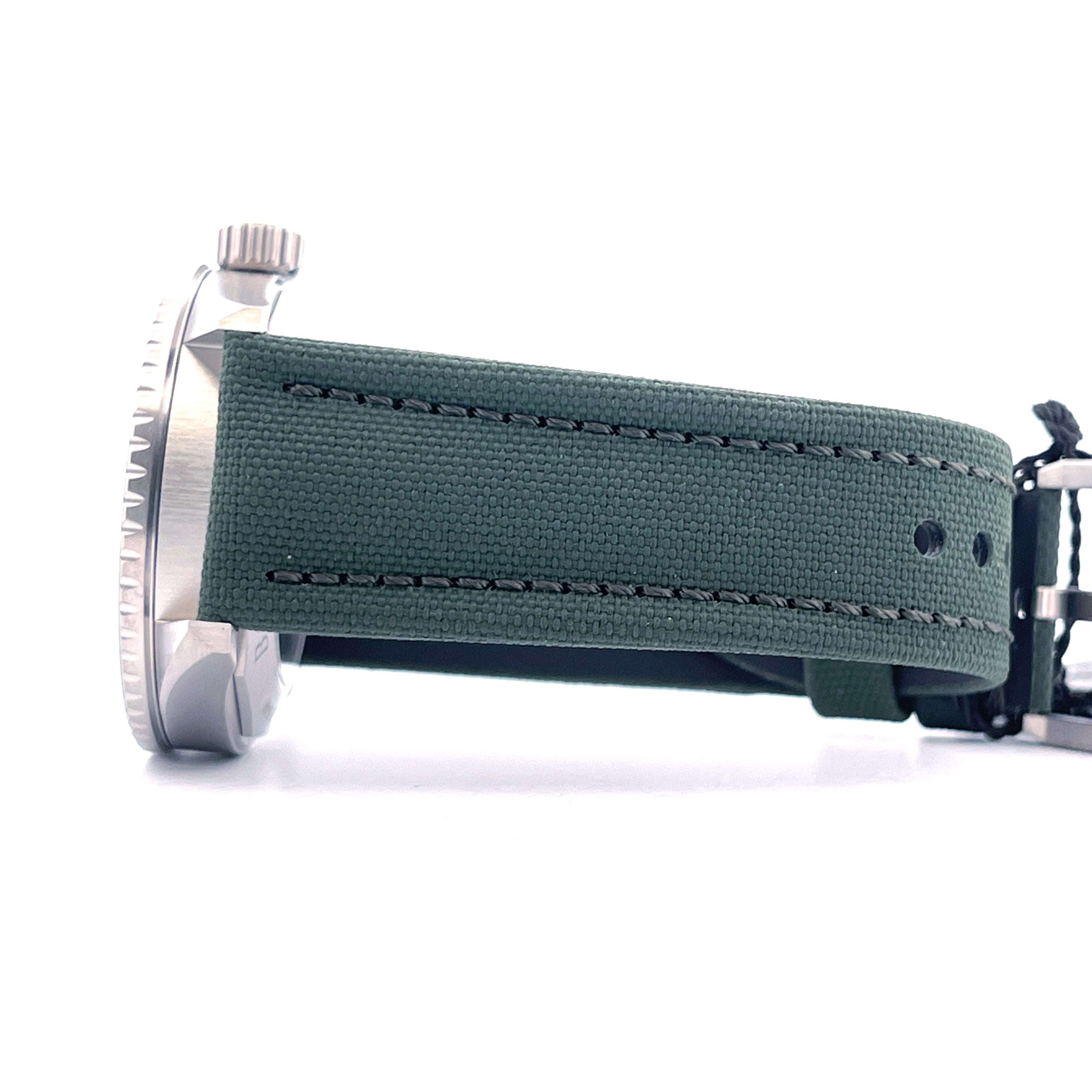 Seitenansicht einer Blancpain Fifty Fathoms Bathyscaphe SYLT EDITION mit dunkelgrünem Stoffarmband und Titangehäuse