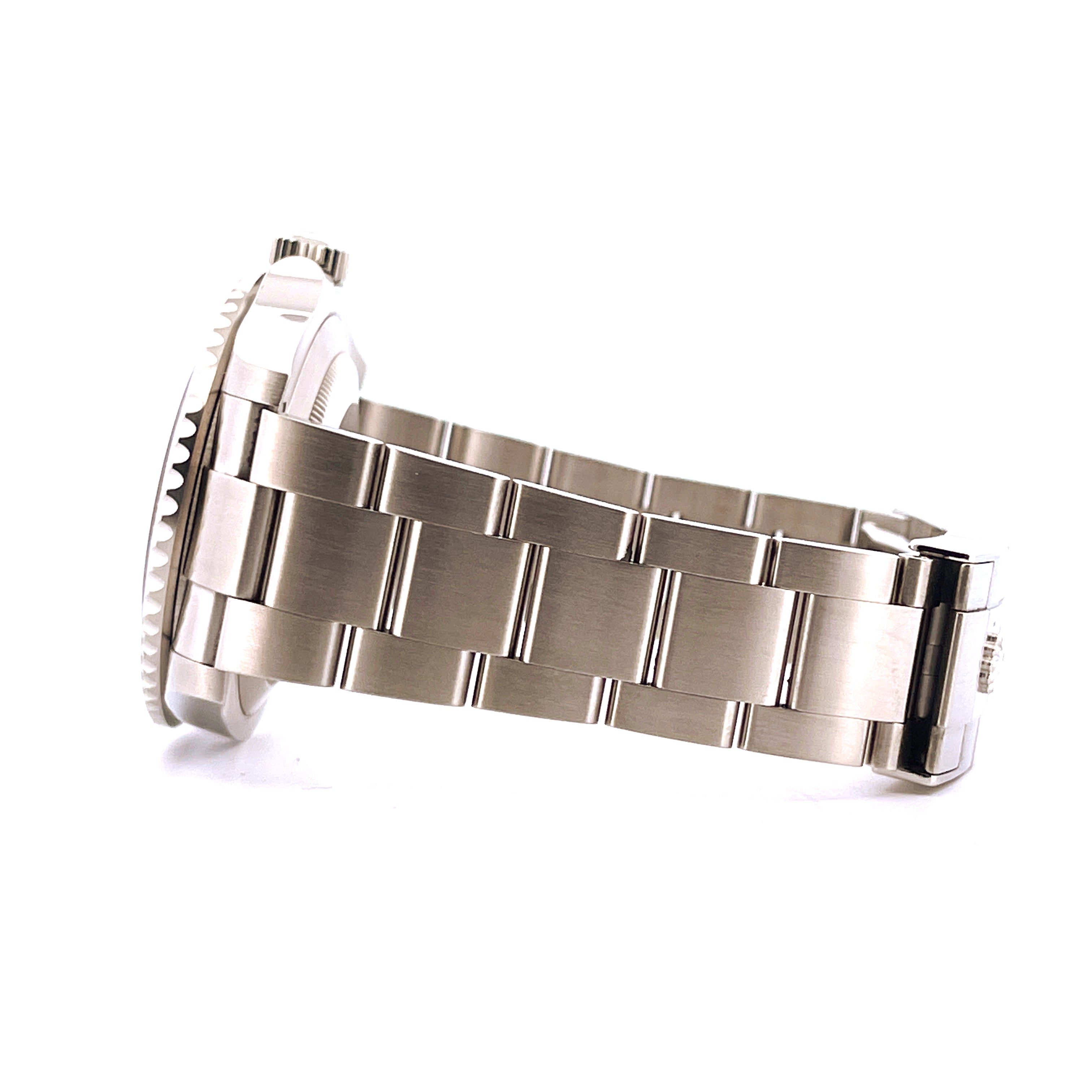 Rolex Submariner No Date 2021 aus Stahl in Seitenansicht mit metallischem Armband auf weißem Hintergrund