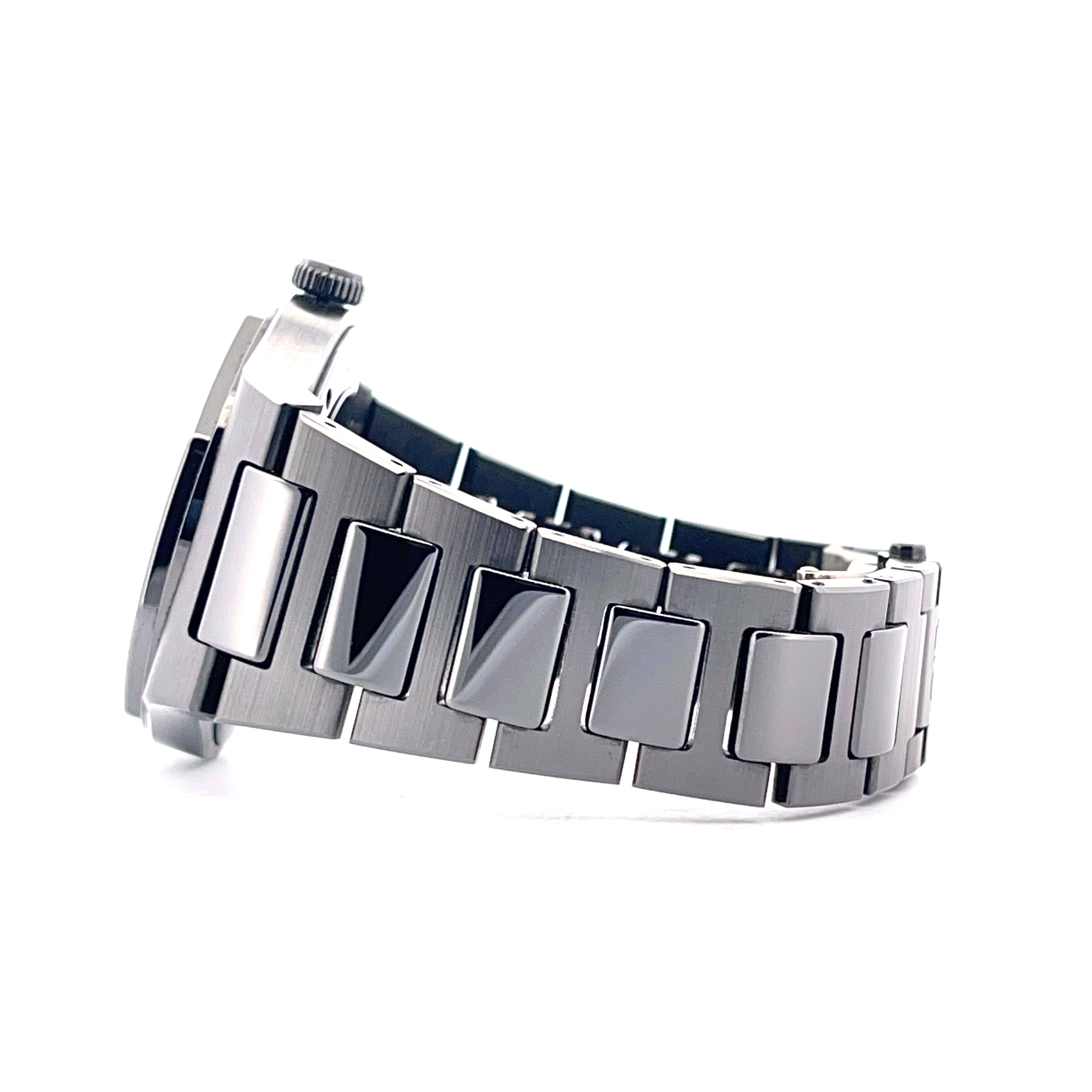 Girard Perregaux Laureato 38 Ceramic, Seitenansicht eines grauen Keramikarmbands auf weißem Hintergrund