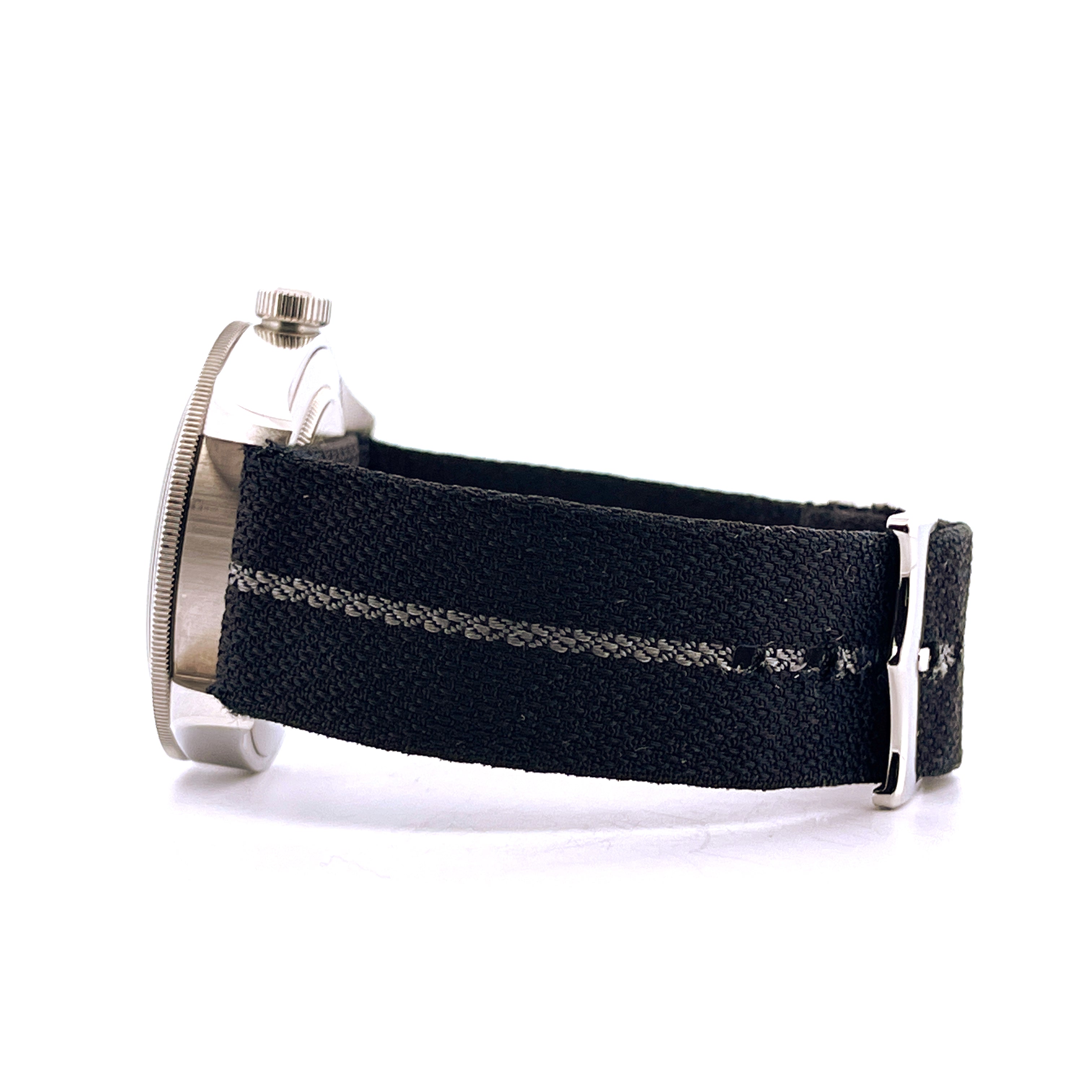 Seitenansicht der Tudor Black Bay Fifty-Eight Navy Blue (2022) mit schwarzem Textilband und Metallschnalle
