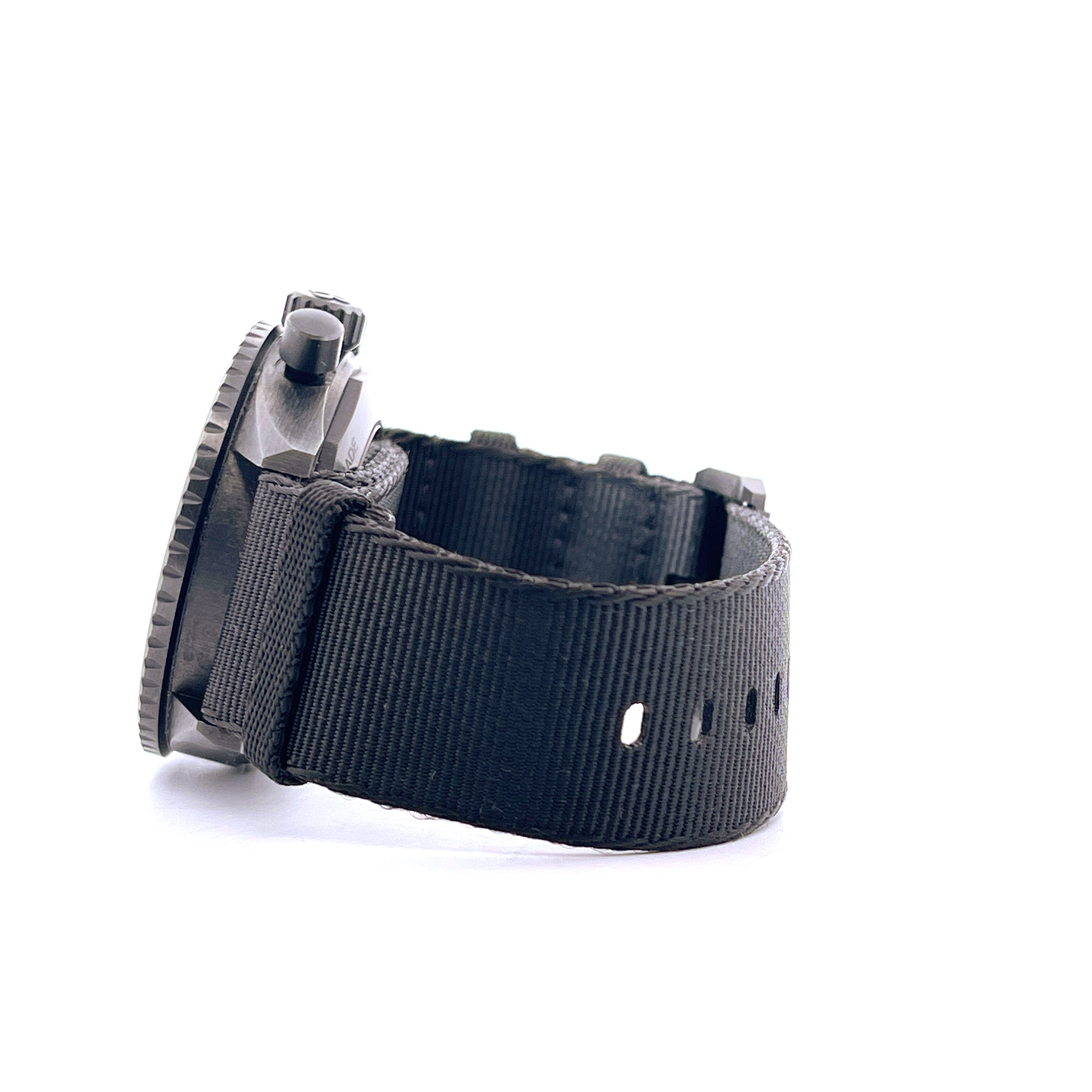 Blancpain Fifty Fathoms Bathyscaphe Flyback Ceramic im seitlichen Detail mit schwarzem Textilarmband auf weißem Hintergrund