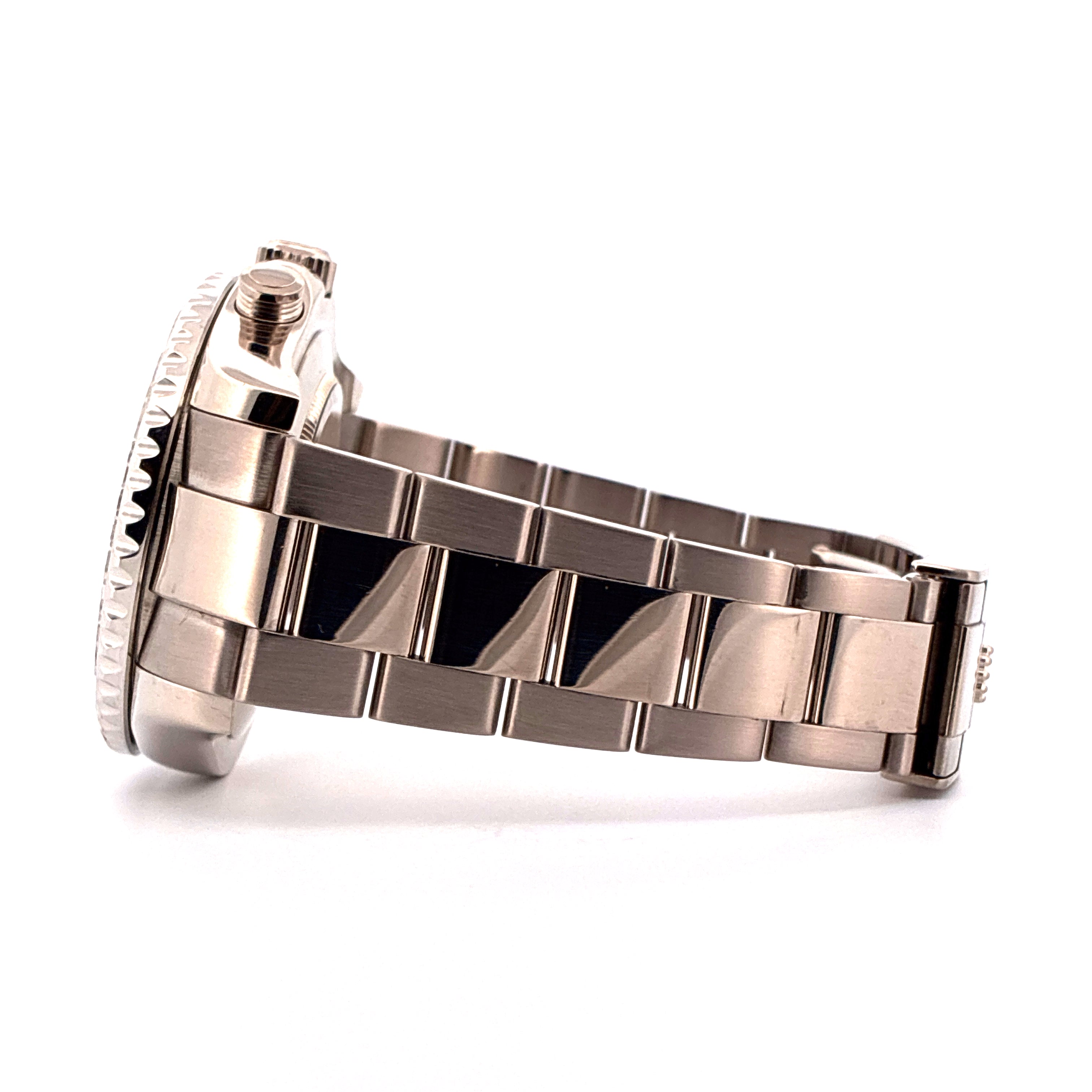 Seitenansicht einer Rolex Yacht-Master II aus Weißgold mit einem polierten Gliederarmband vor weißem Hintergrund