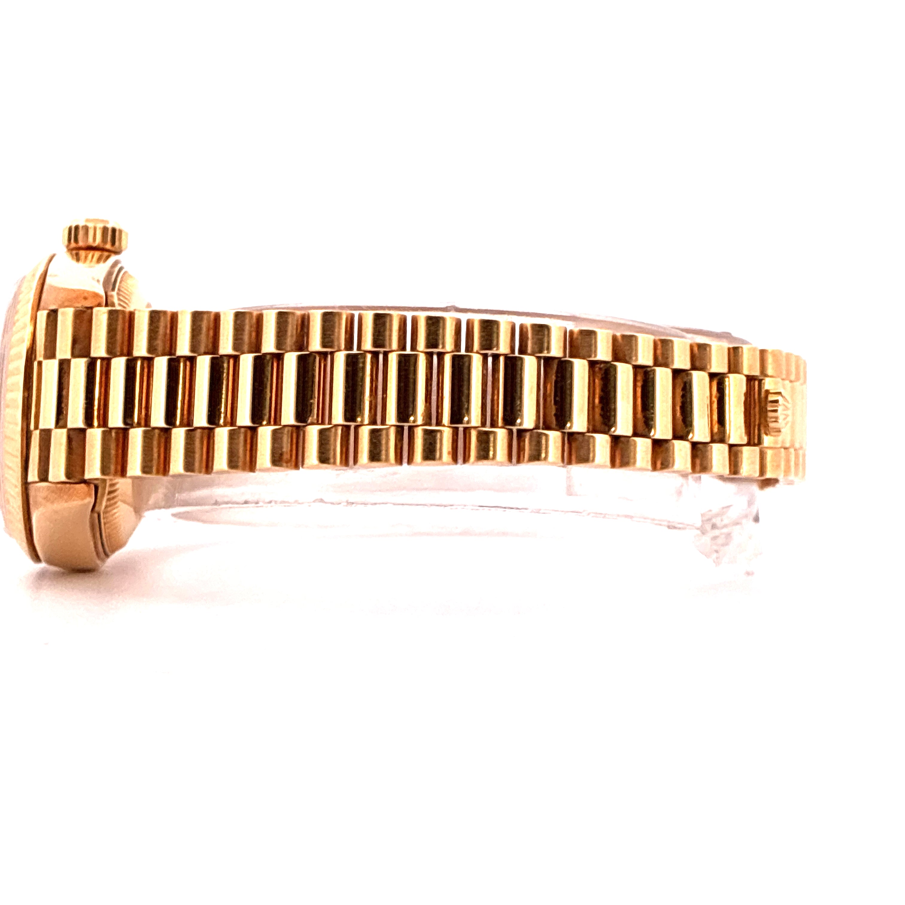 Seitenansicht eines goldenen Rolex Lady-Datejust Armband mit Riffelluenette auf weissem Hintergrund