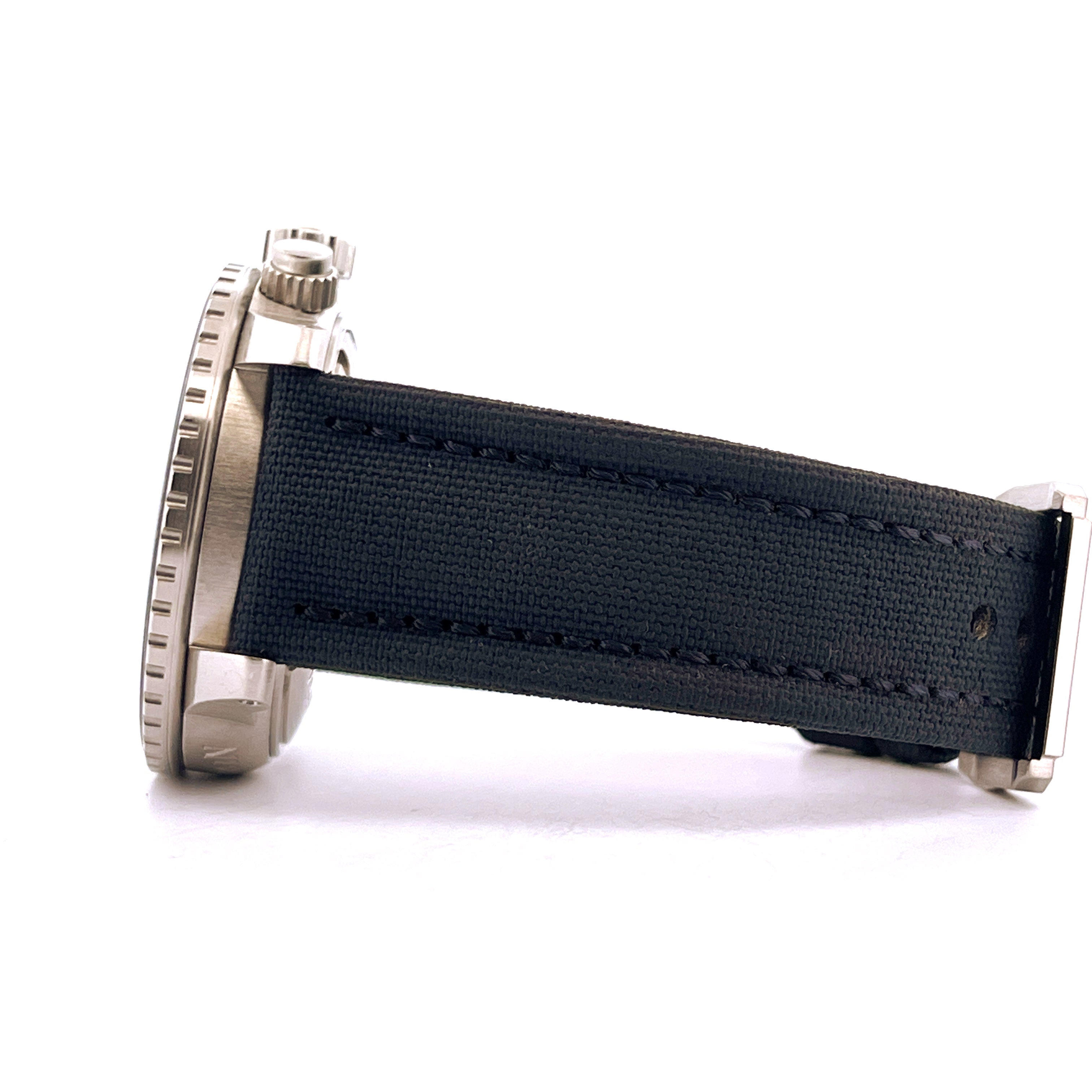 Seitenansicht einer Blancpain Fifty Fathoms Flyback mit schwarzem Armband vor weißem Hintergrund
