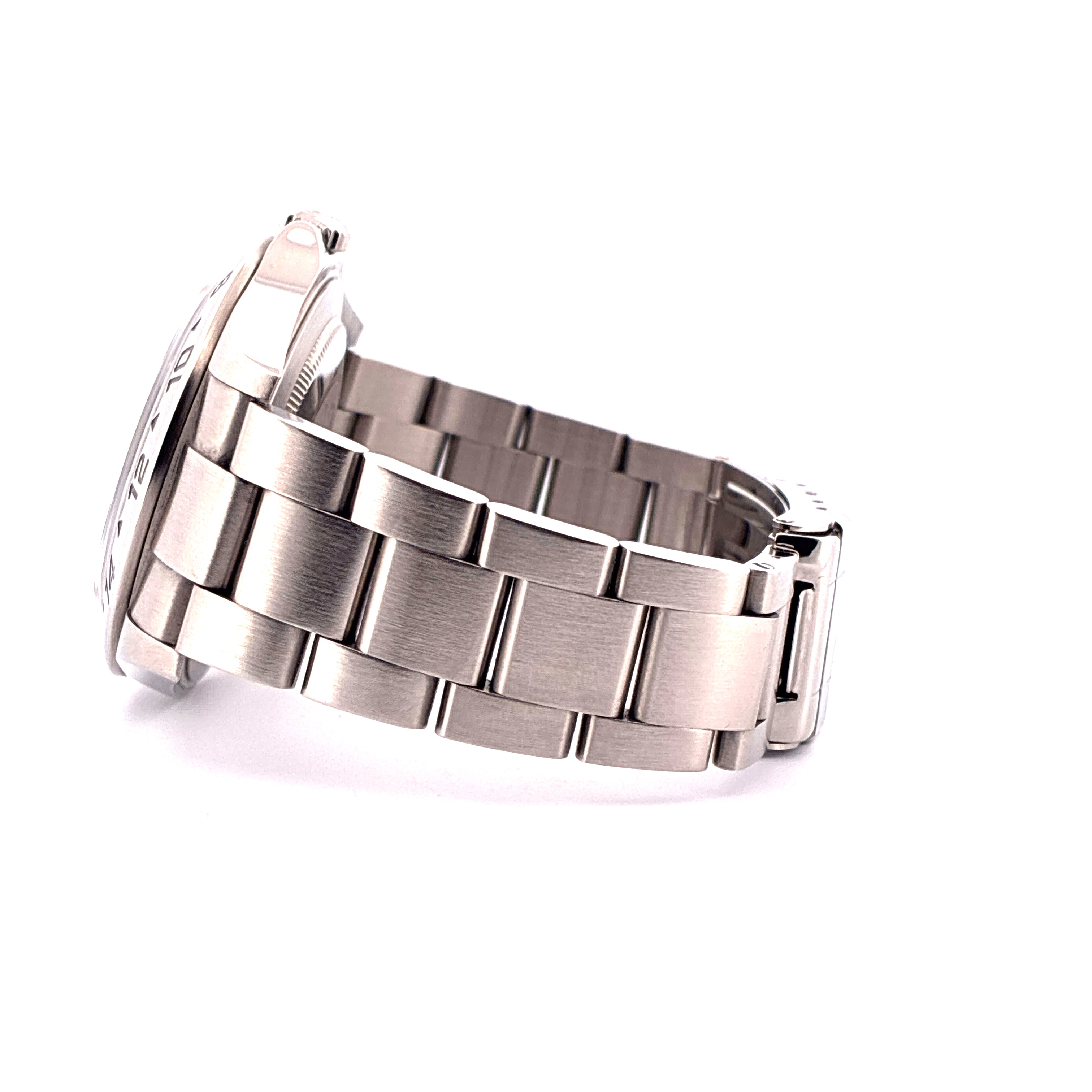 Rolex Explorer II mit weißem Zifferblatt und Stahlarmband von der Seite auf weißem Hintergrund