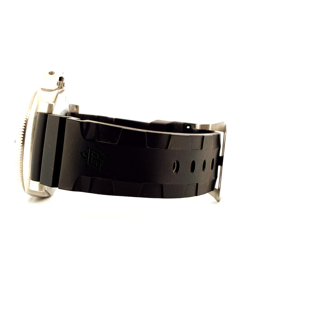 Seitenansicht einer Panerai Luminor Submersible Quarantaquattro mit Edelstahlgehäuse und schwarzem Kautschukarmband