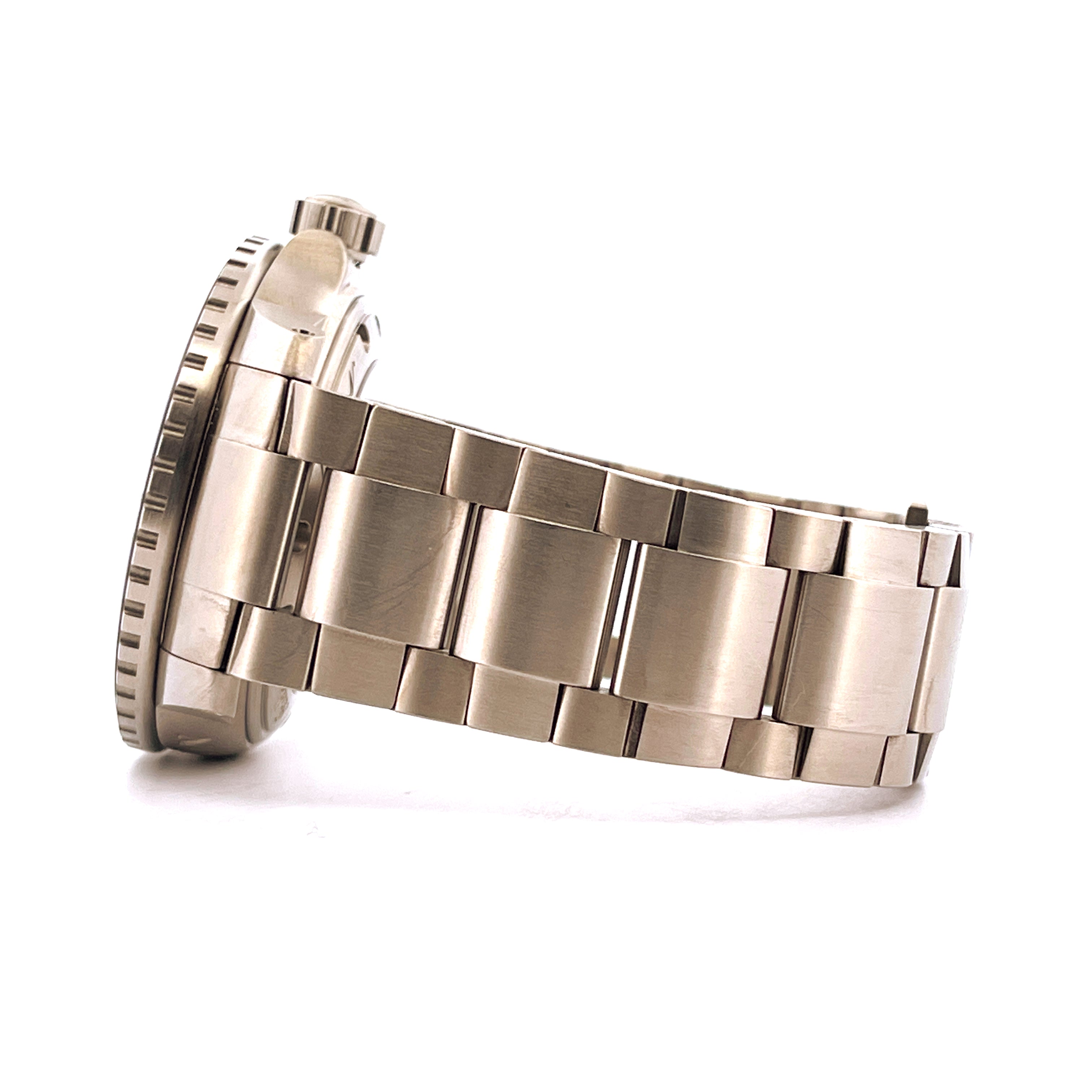Seitenansicht einer Blancpain Fifty Fathoms Automatique 45mm aus Titan mit silbernem Metallarmband auf weißem Hintergrund
