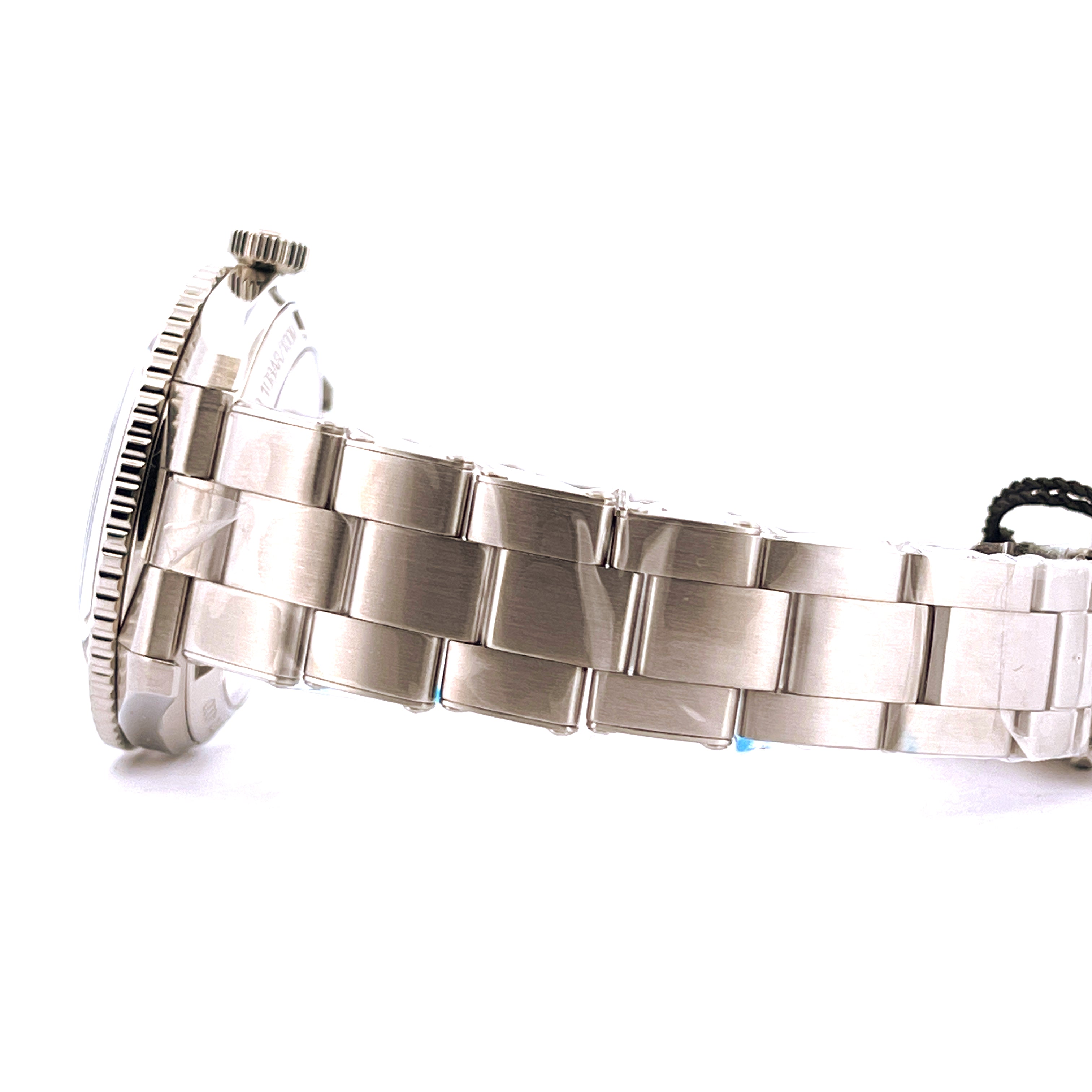 Oris Divers Sixty-five 12h Calibre 400 (New) Edelstahl-Armband im Detail mit weißem Hintergrund