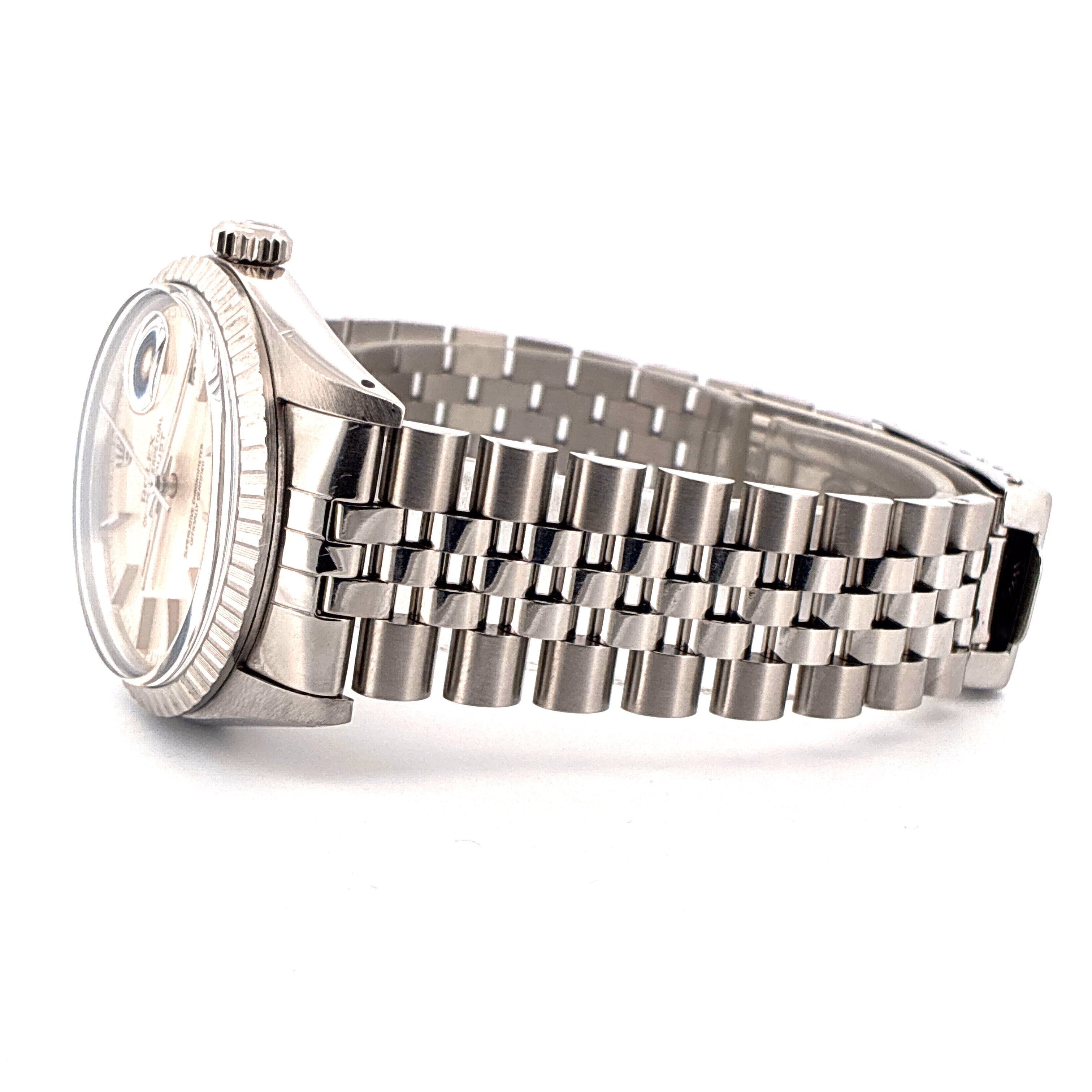 Rolex Datejust 36 Edelstahl Uhr in Seitenansicht, silbernes Zifferblatt, massives Jubilée-Armband