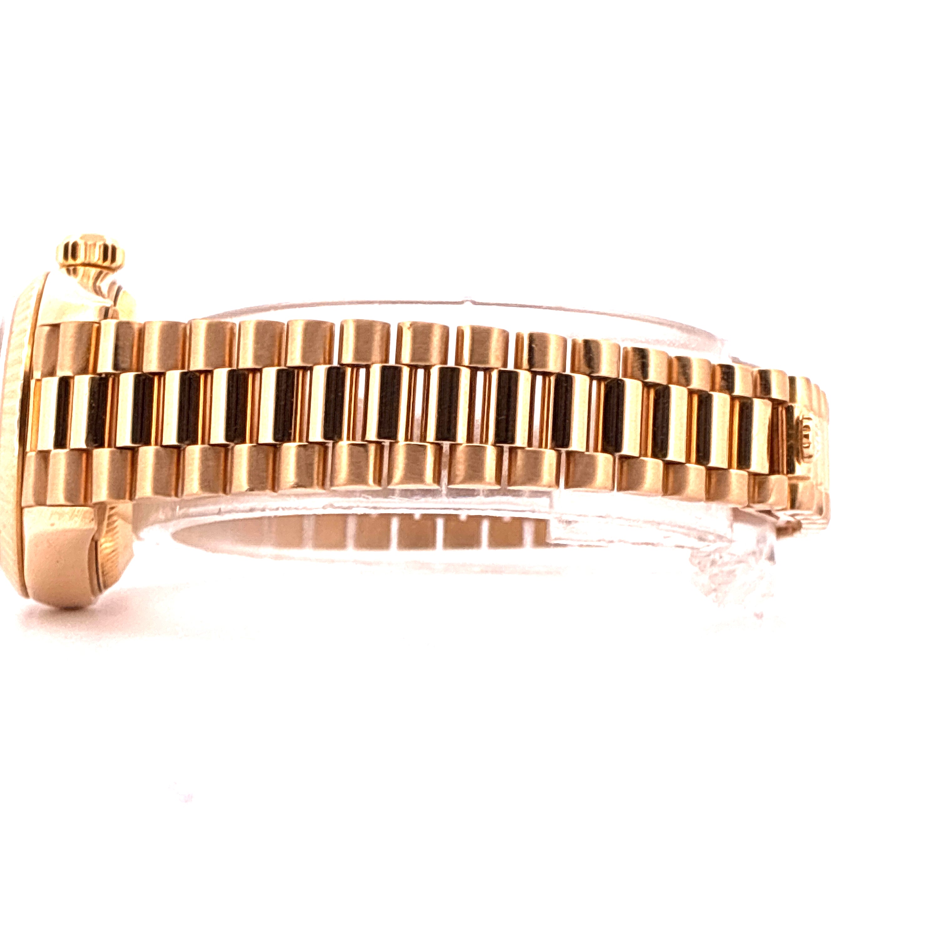 Rolex Lady-Datejust Armband aus Gold im Detail Seitenansicht auf hellem Hintergrund