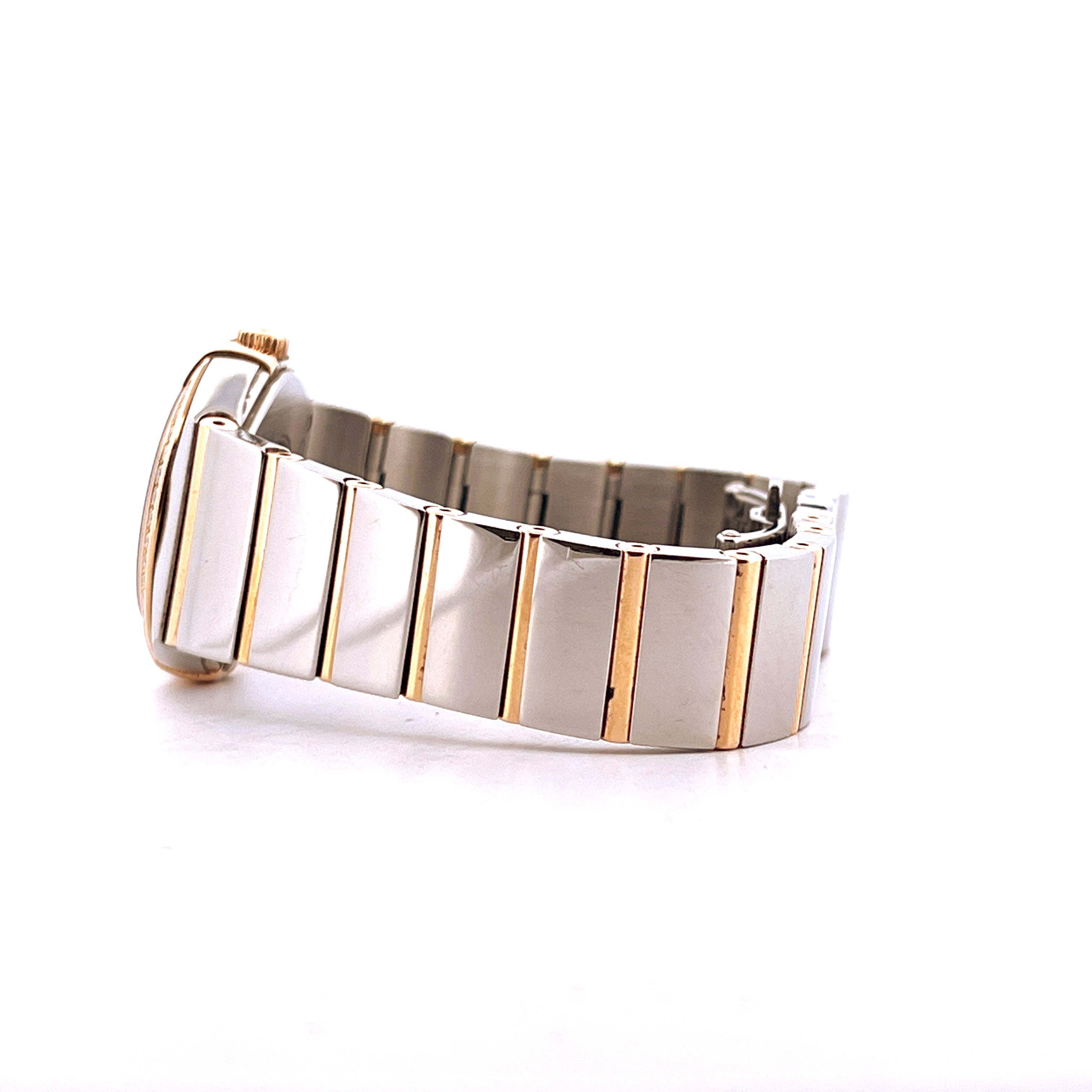 Omega Constellation Quartz Uhr Stahl Roségold Armband Seitenansicht auf weißem Hintergrund