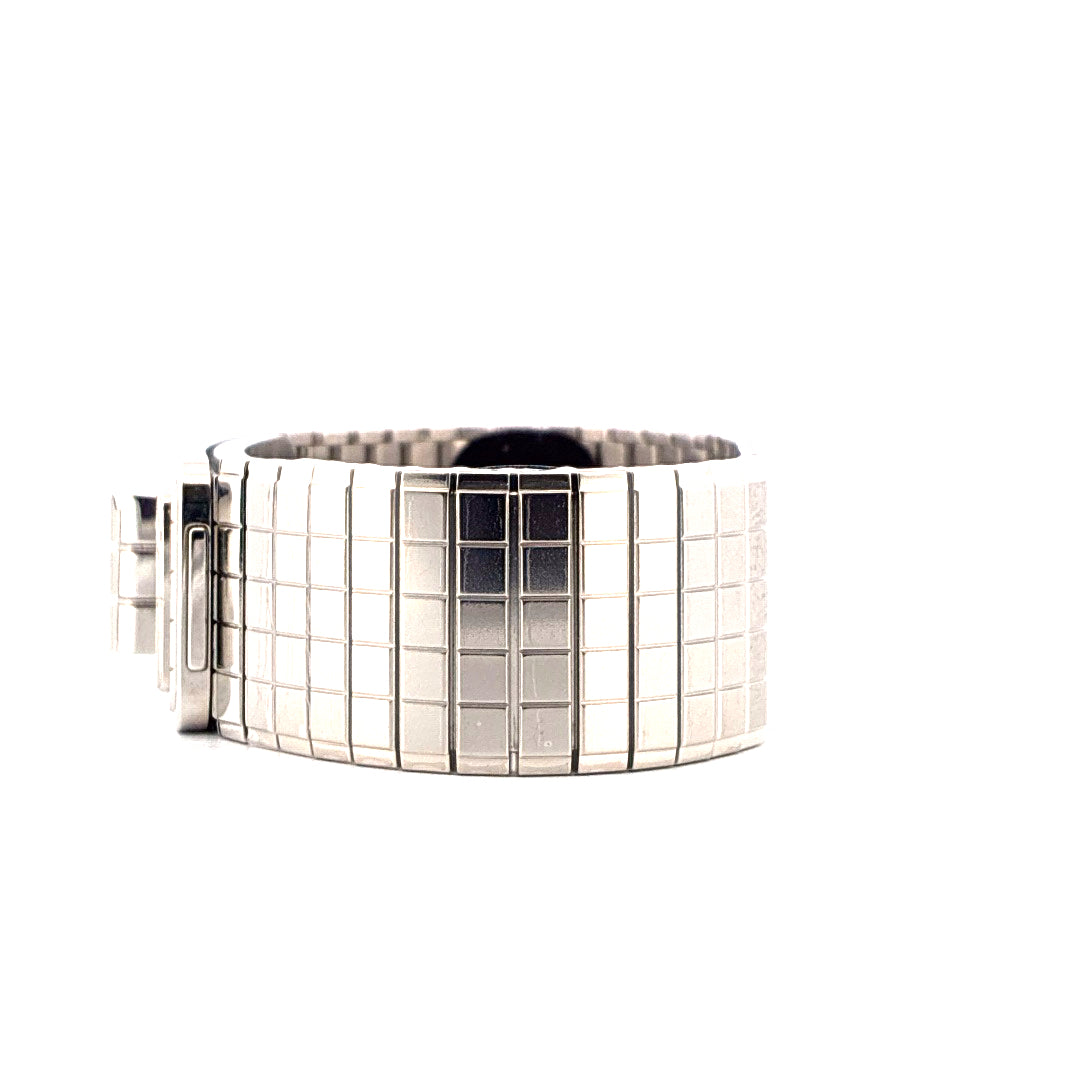 Chanel Code Coco mit Diamanten, Edelstahlgehäuse und Armband aus quadratischen Gliedern auf weißem Hintergrund