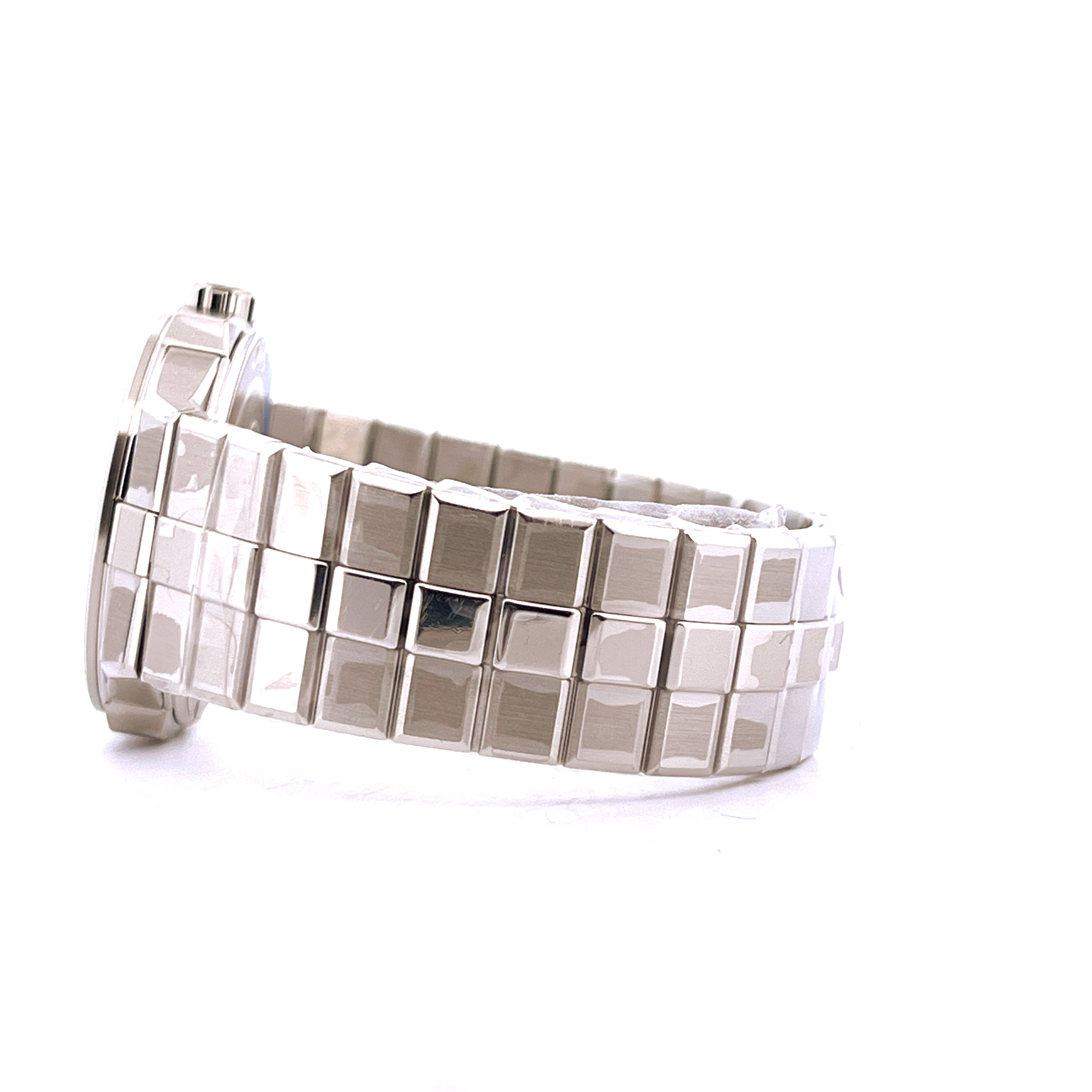 Chopard Alpine Eagle 33mm Edelstahl Uhr in Seitenansicht mit schillerndem Gliederarmband