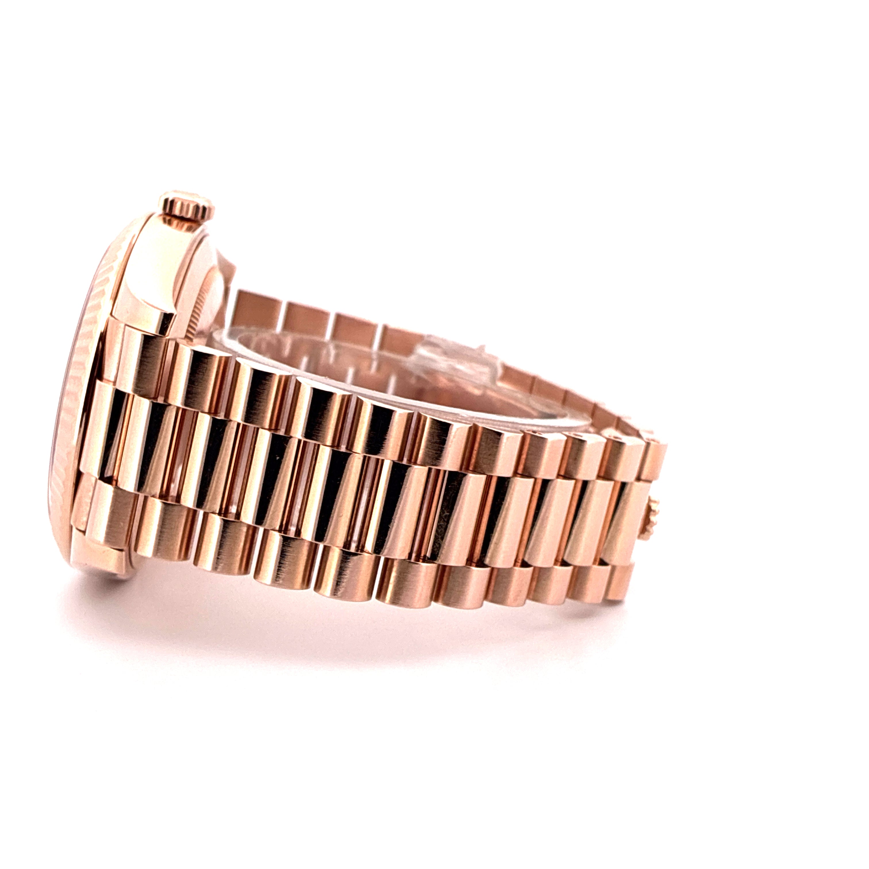 Rolex Day-Date 40 aus Roségold im Detail, Seitenansicht auf weißem Hintergrund