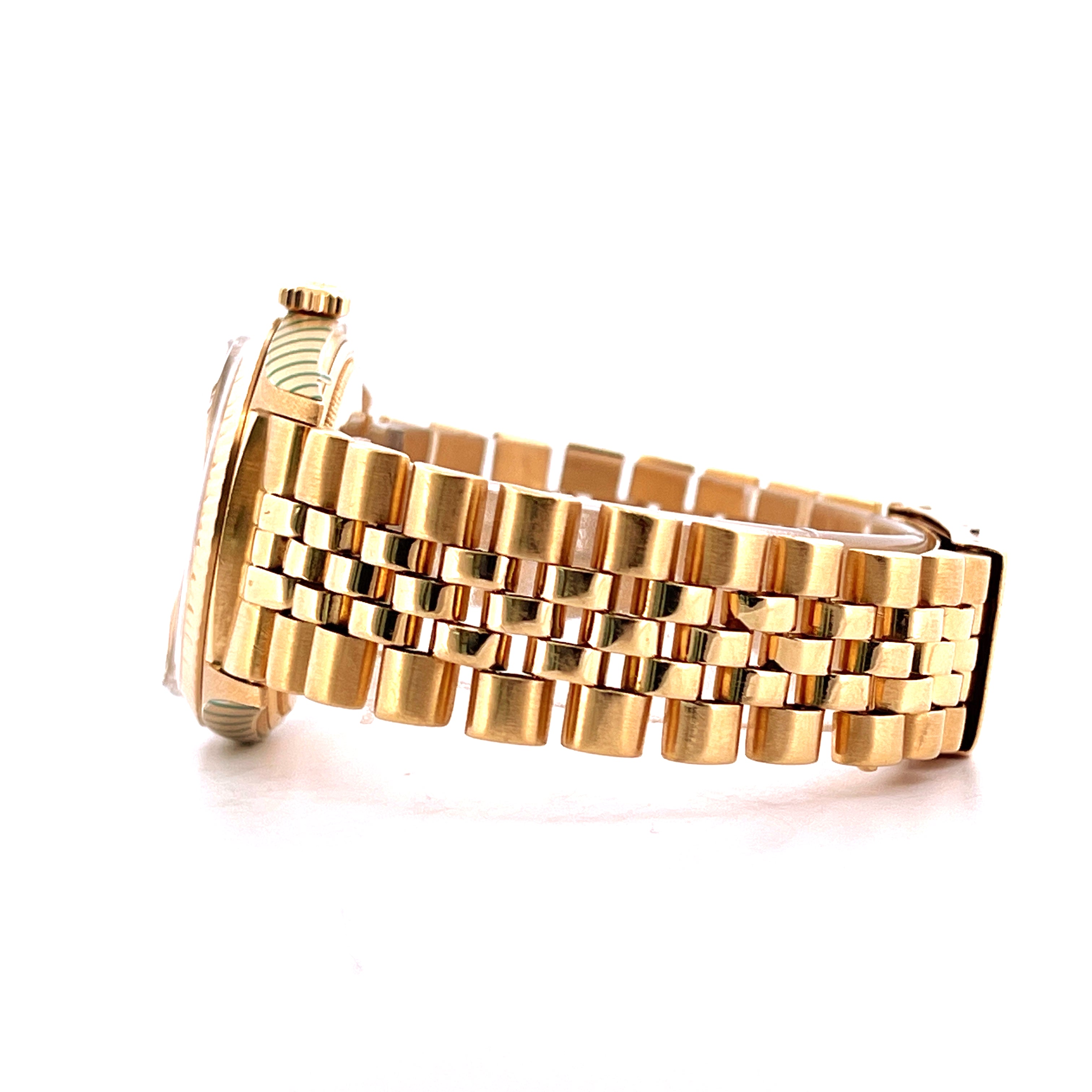 Seitenansicht einer Rolex Datejust 36 Full Gold 1601 aus Gelbgold mit Jubilée-Armband auf weißem Hintergrund