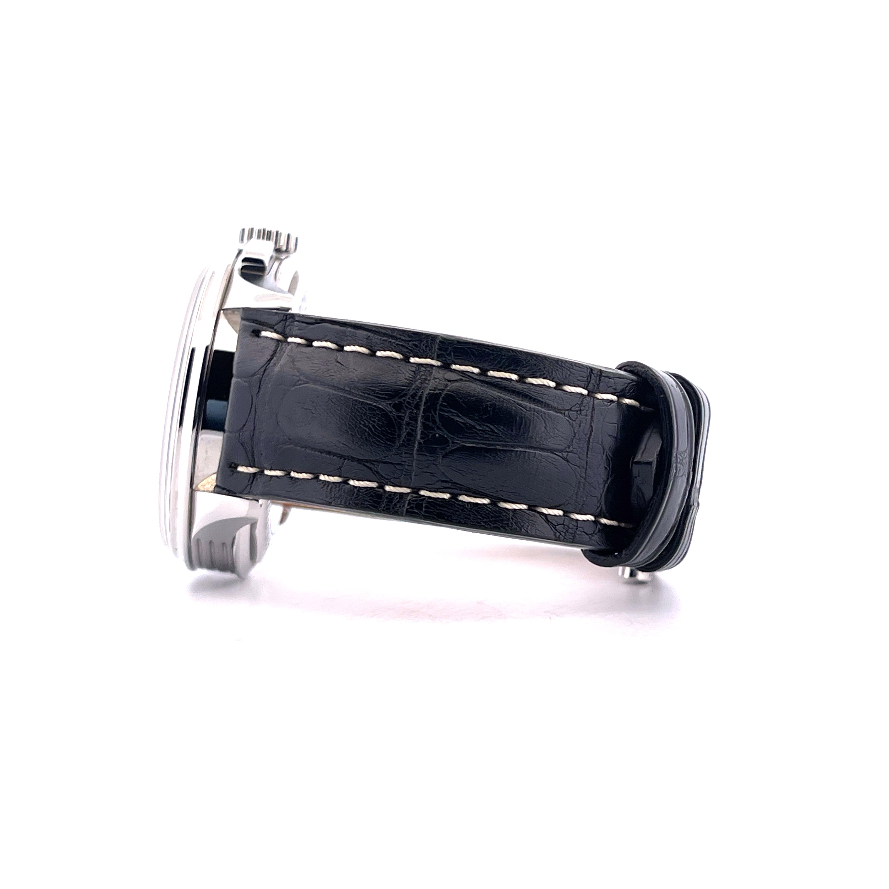 Seitenansicht einer Breitling Premier B01 Chronograph 42 Panda mit schwarzem Lederarmband