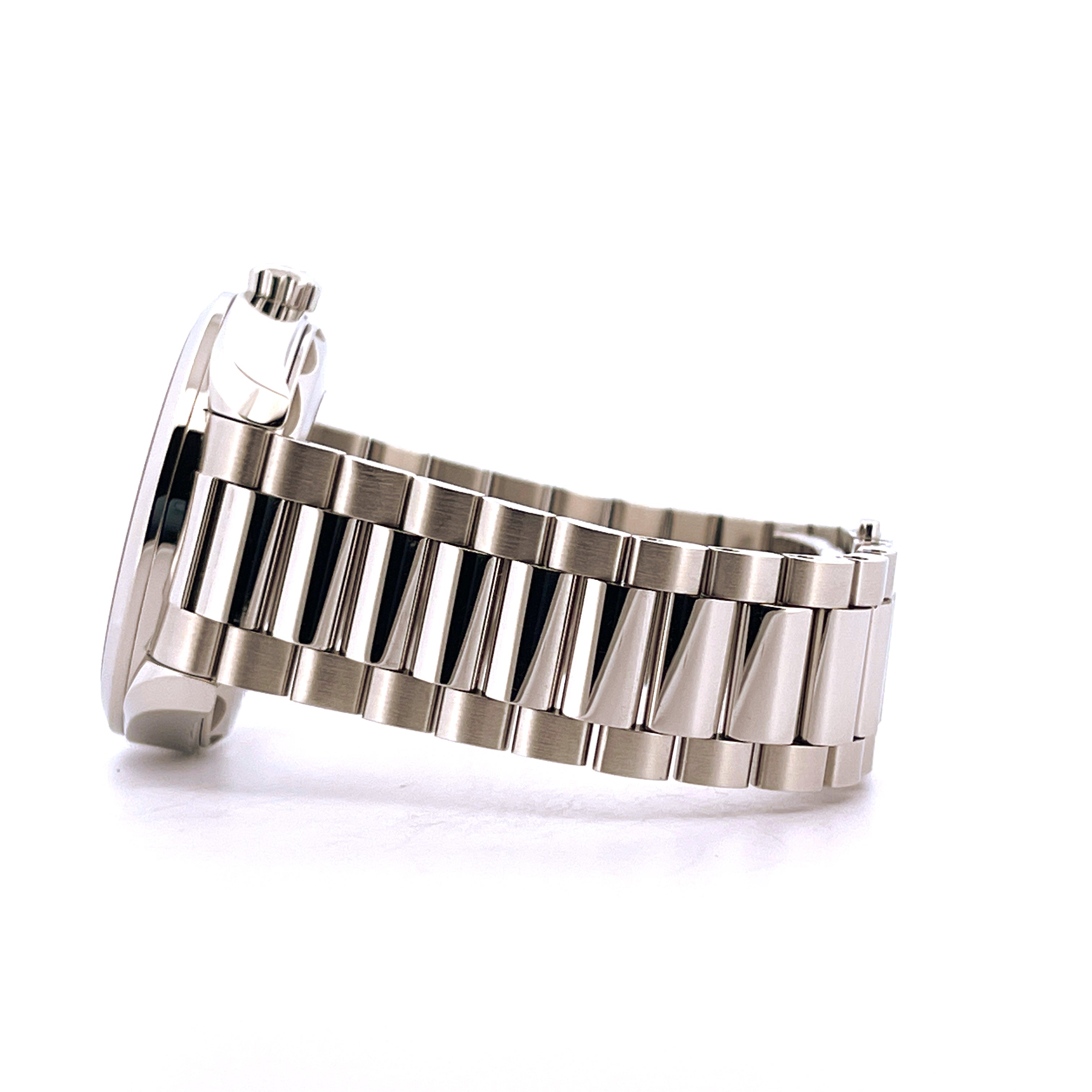 Omega Seamaster Aqua Terra 38 mm aus Stahl, Seitenansicht des Armbands auf weißem Hintergrund
