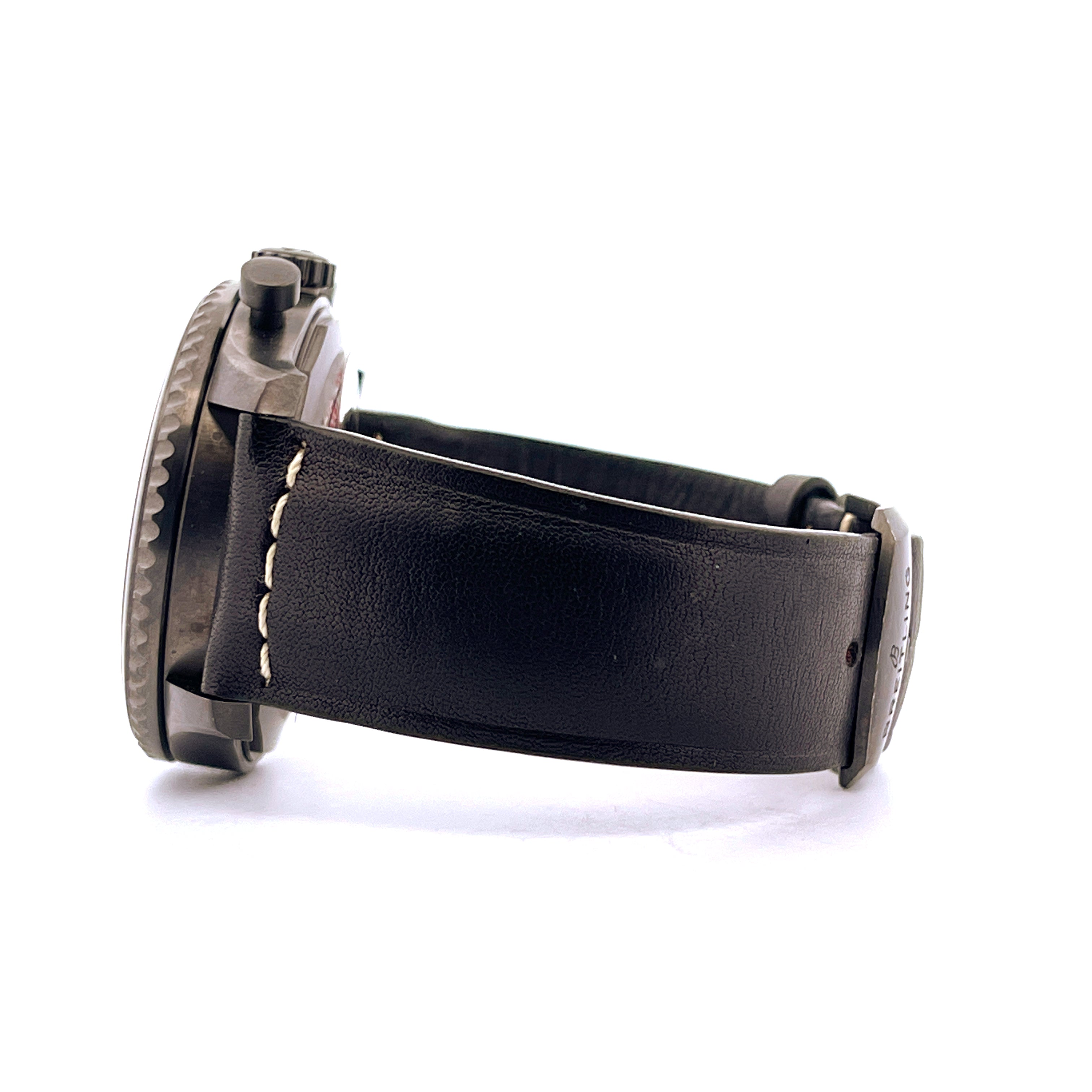 Breitling Navitimer 8 Chronograph 43 Stahl DLC mit schwarzem Lederarmband im Seitenprofil