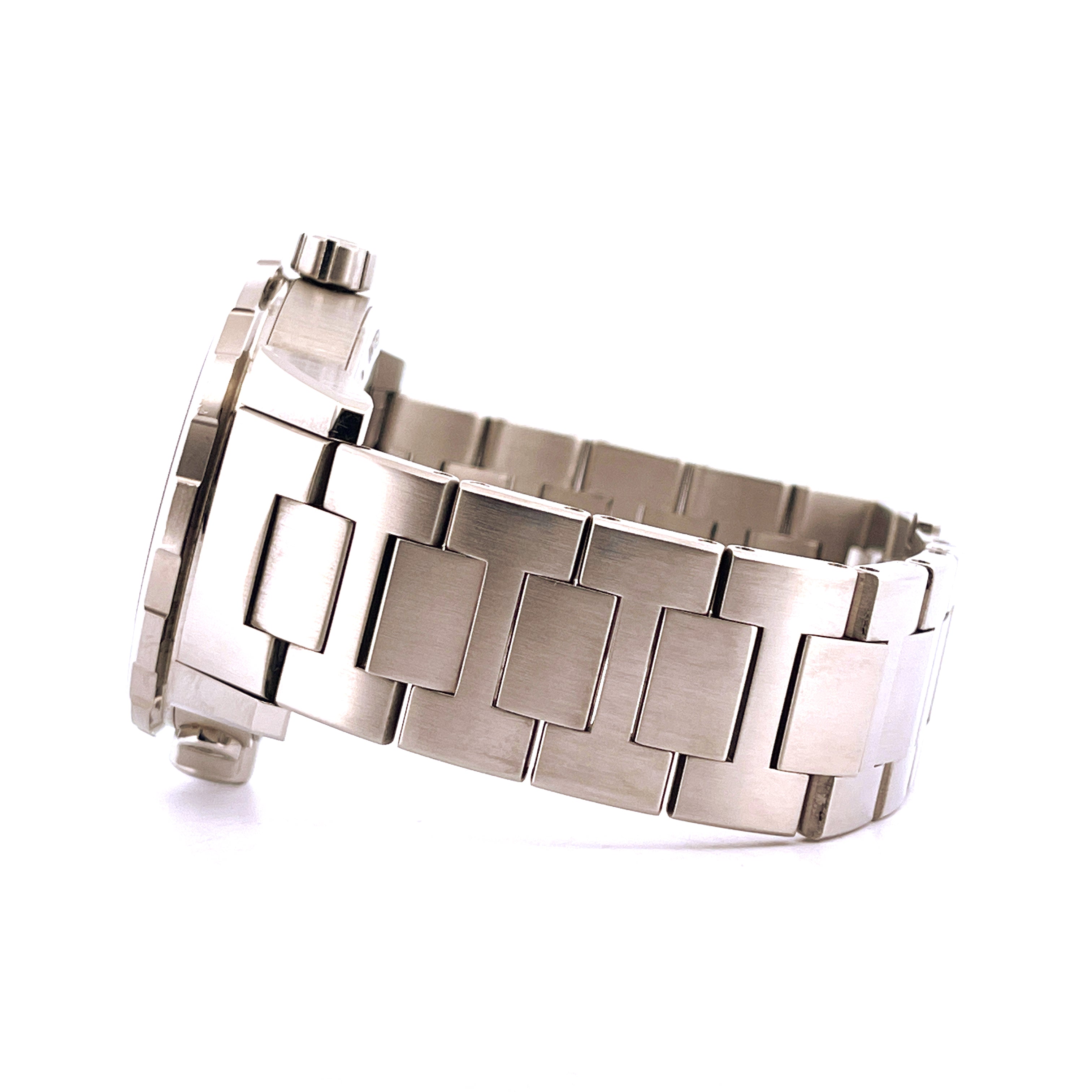 Seitenansicht einer IWC Aquatimer Automatic aus Edelstahl mit poliertem Armband