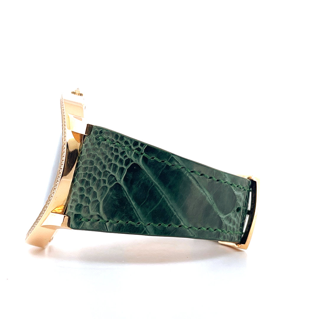 Seitenansicht eines Guy Ellia Round Square Circle 18K Roségold / Diamond Bezel and Clasp 2011 mit grünem Kroko-Lederarmband