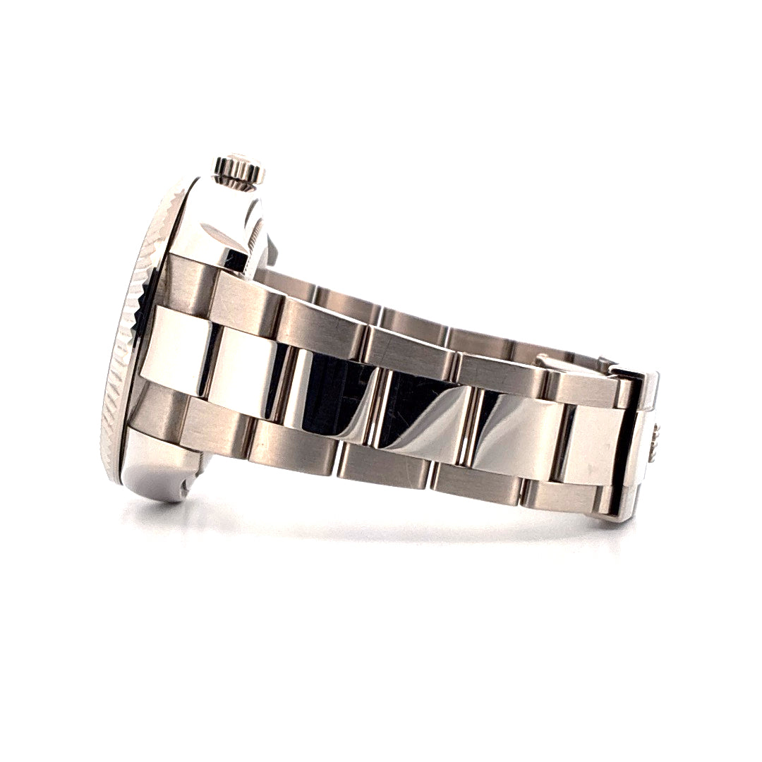 Rolex Sky Dweller Weißgold 42mm Automatik Armband im Profil auf weißem Hintergrund