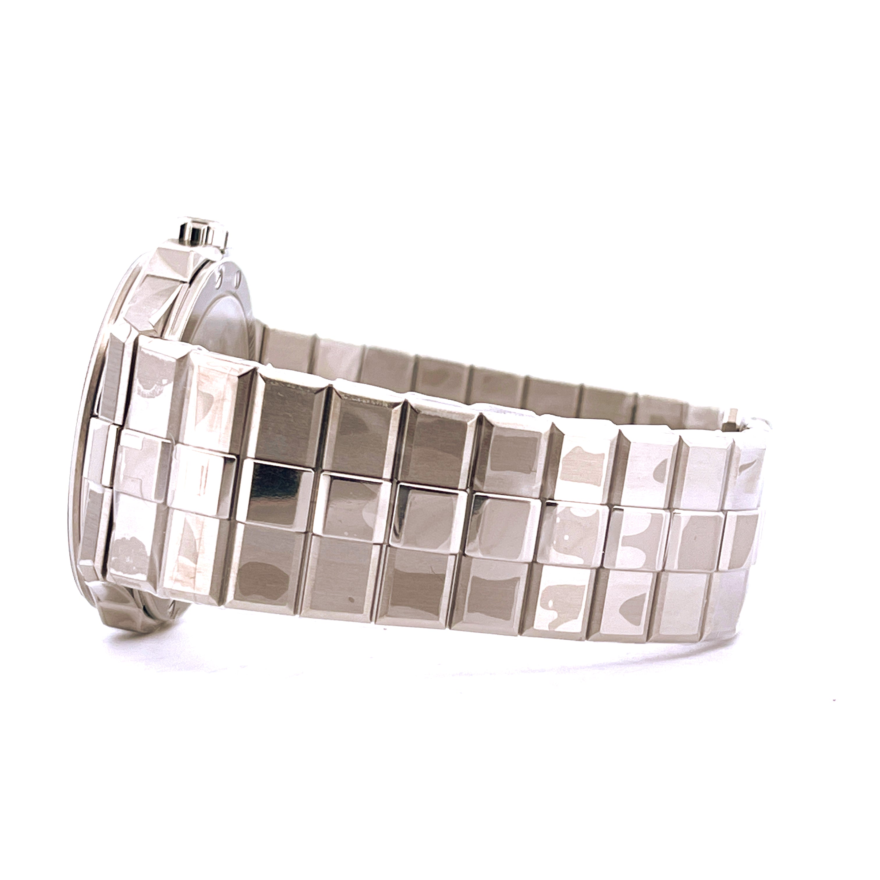Chopard Alpine Eagle 41 Xp Titan im Seitenprofil mit markantem Gliederarmband aus Titan auf weißem Hintergrund