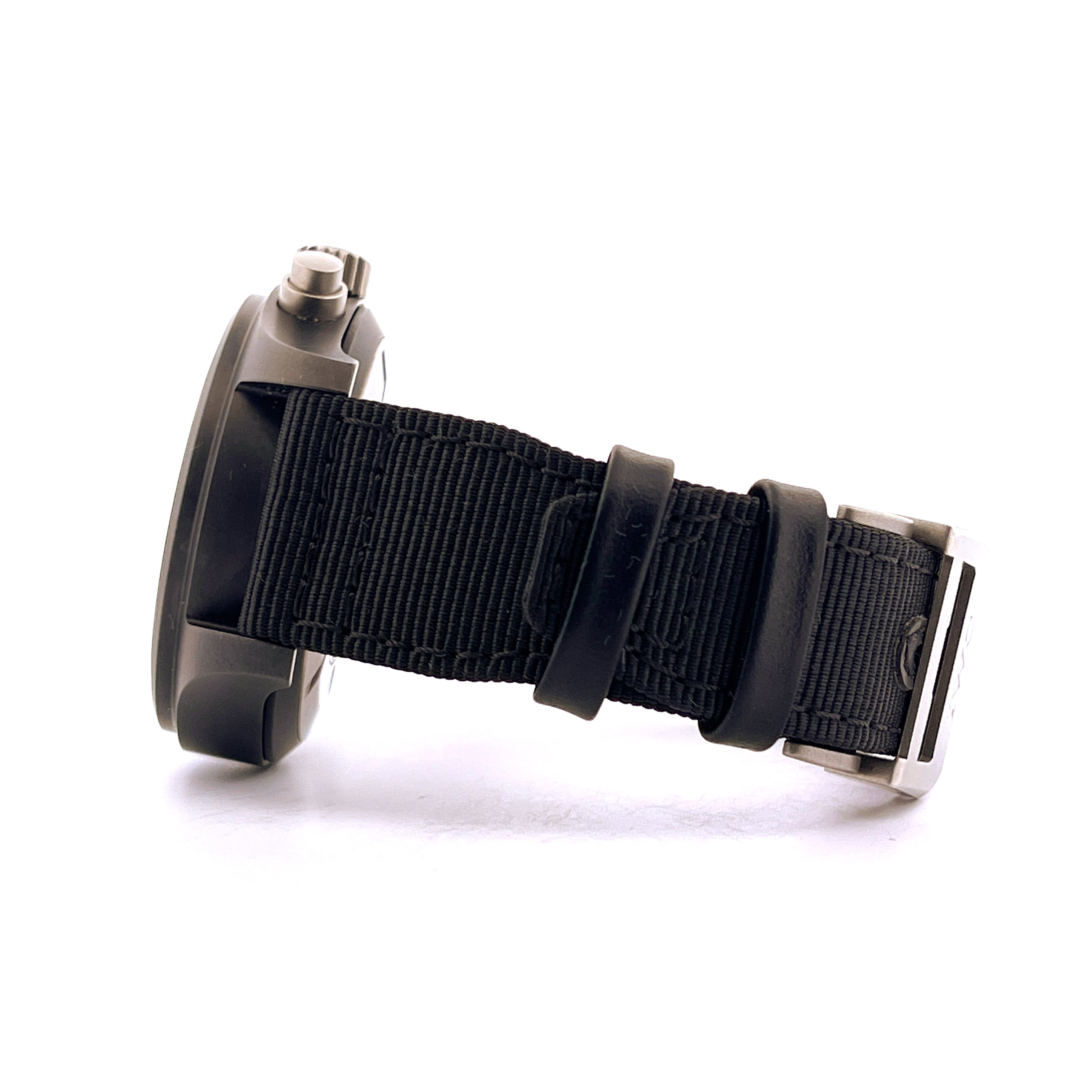 Seitenansicht einer IWC Pilot Chronograph Ceramic Day&Date Uhr mit schwarzem Textilarmband