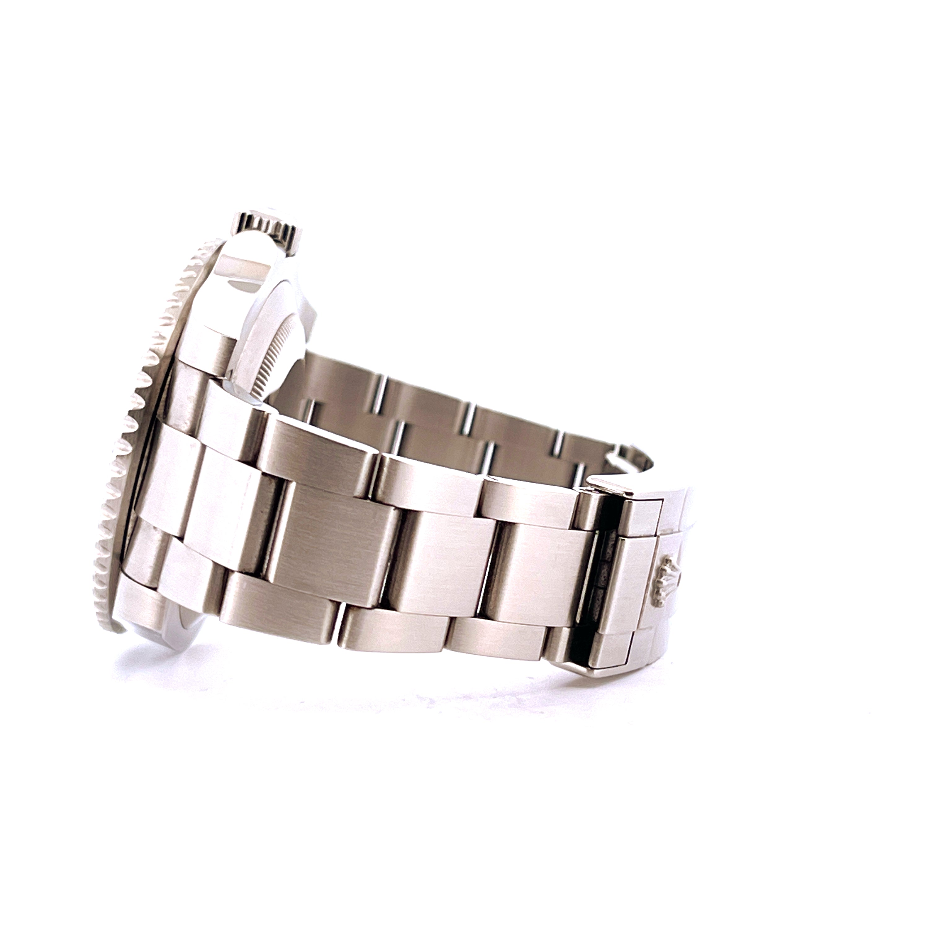 Seitenansicht einer Rolex Submariner Date Hulk aus Stahl mit charakteristischem grünen Zifferblatt