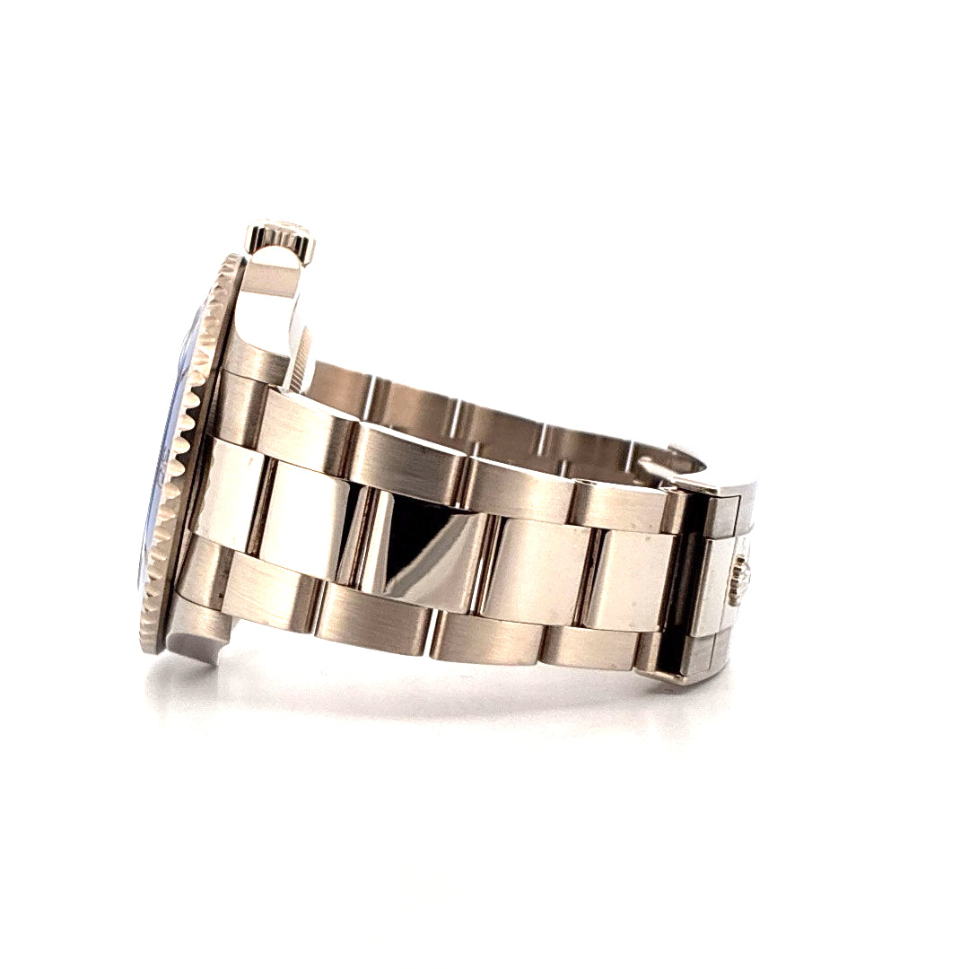 Rolex Submariner Date Weißgold "Blueberry" 2022, Seitenansicht des Gehäuses und des Stahlarmbands auf weißem Hintergrund