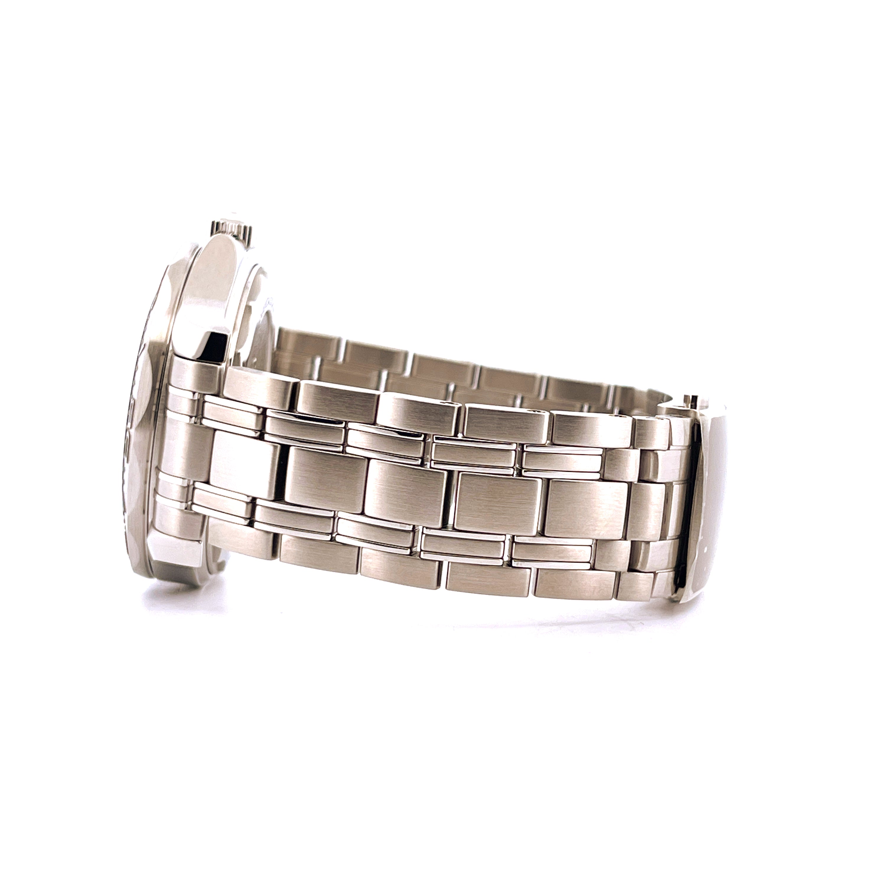 Omega Seamaster Diver 300M "Beijing 2022" Edelstahl Armband in Seitenansicht auf weißem Hintergrund