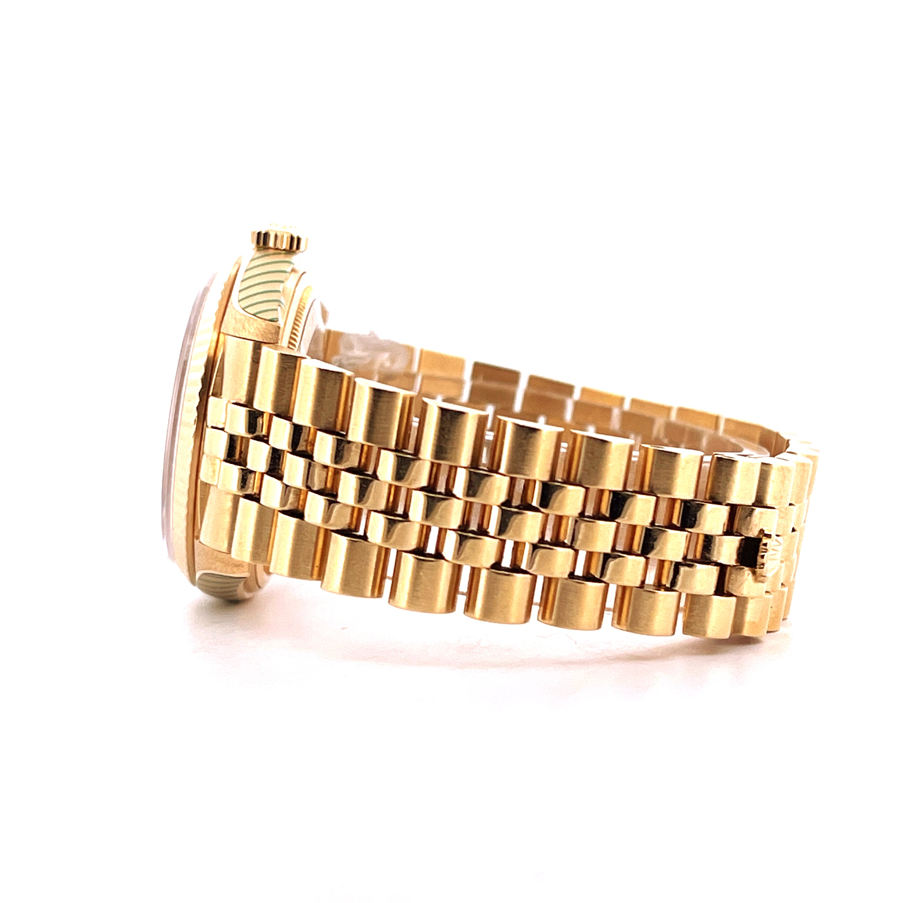 Rolex Datejust 36 aus Gelbgold, Seitenansicht des Gehäuses und des goldenen Armbands vor weißem Hintergrund