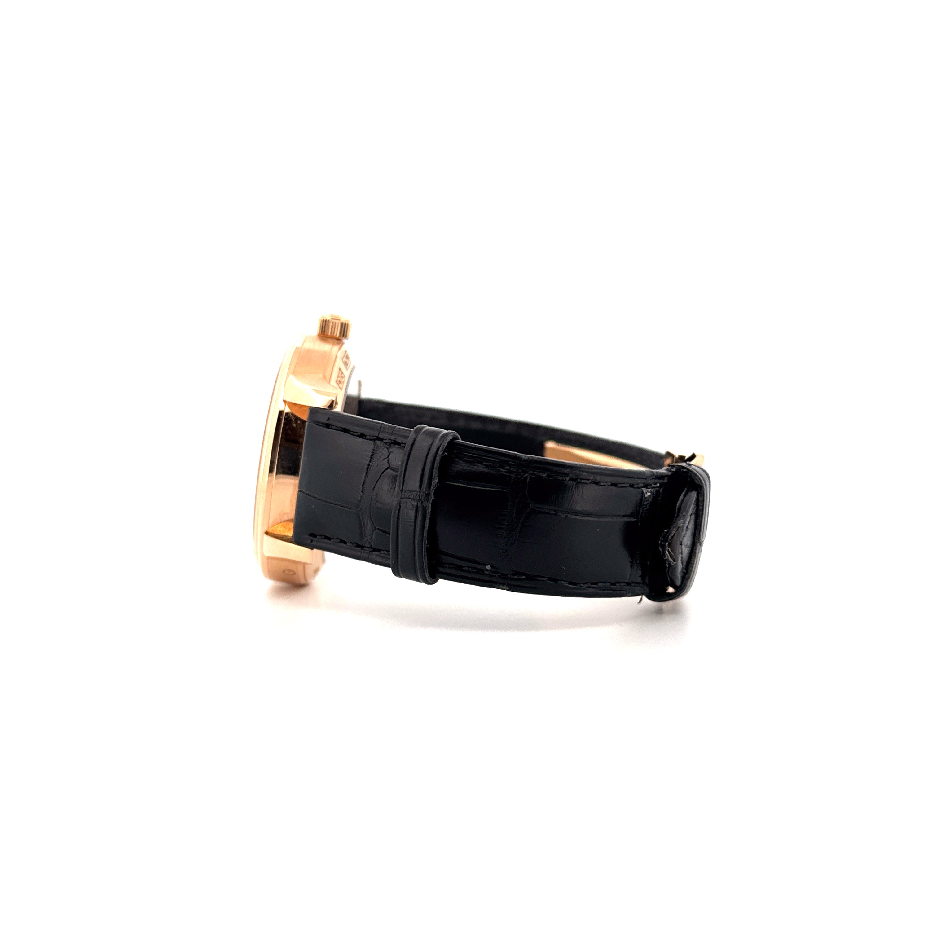 Seitenansicht einer Glashütte Original Senator PanoMaticLunar aus Roségold mit schwarzem Lederarmband