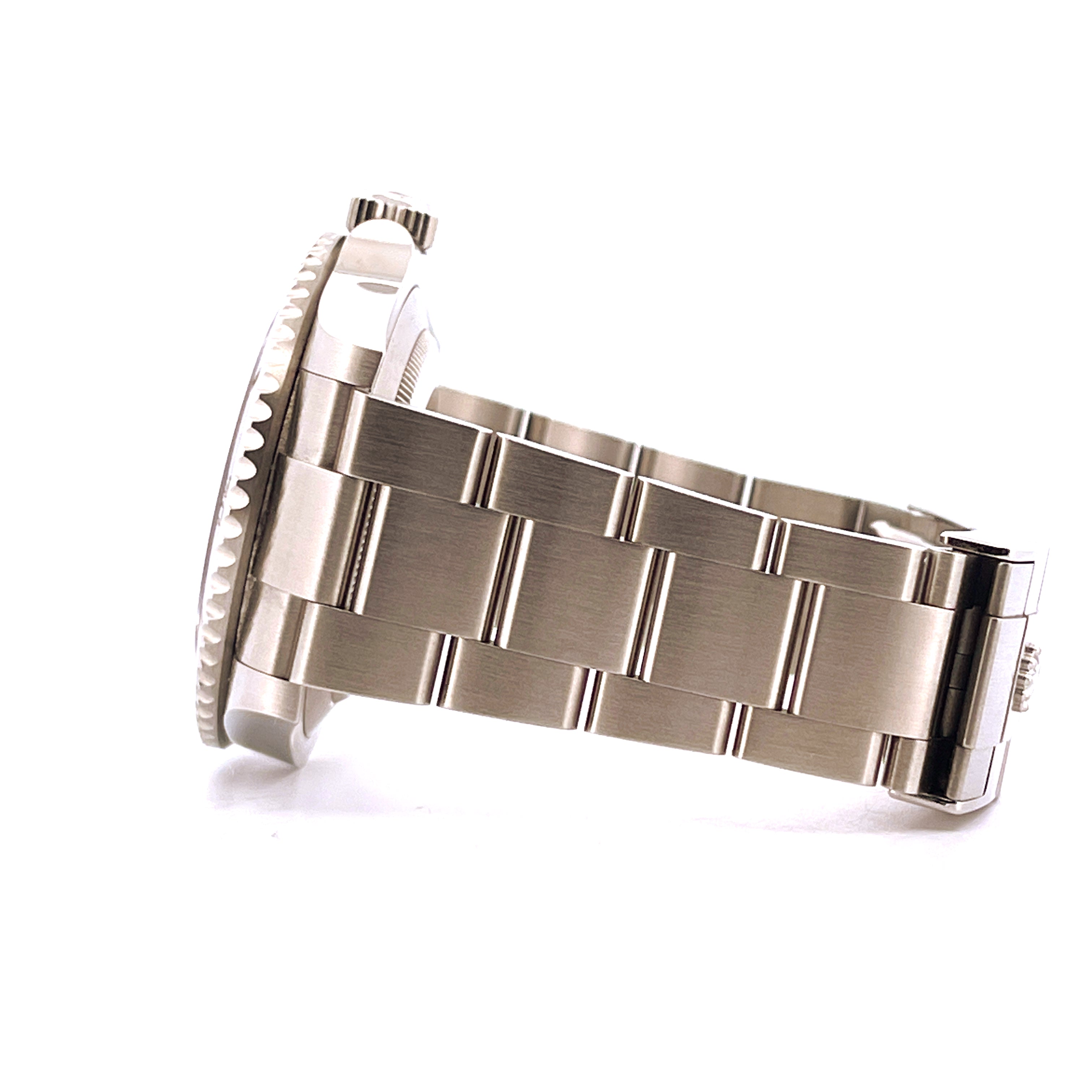Seitenansicht einer Rolex Submariner 124060 NoDate (2023) aus Stahl mit Oysterband auf weissem Hintergrund
