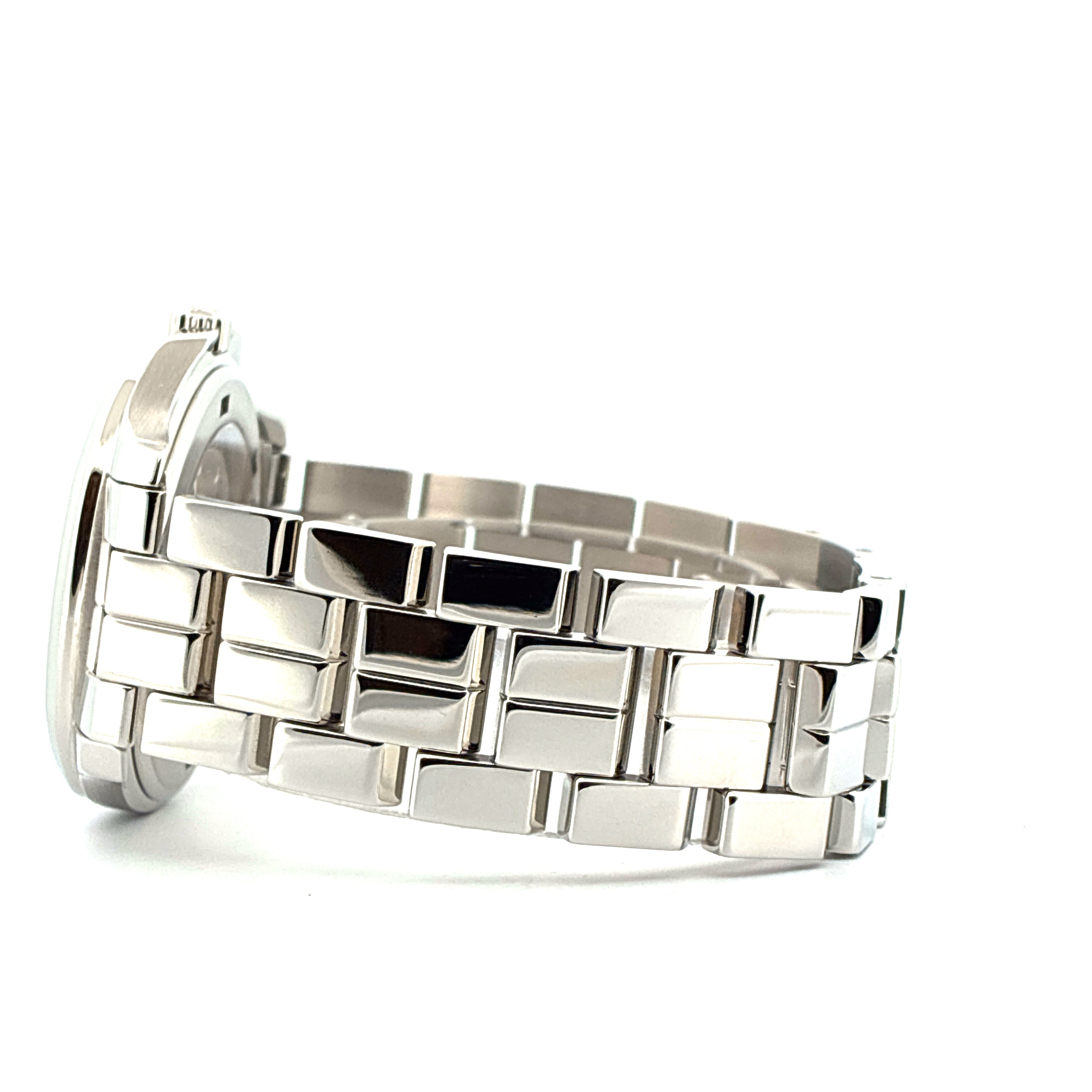 Patek Philippe Aquanaut 2000 Seitenansicht Edelstahlarmband auf weißem Hintergrund