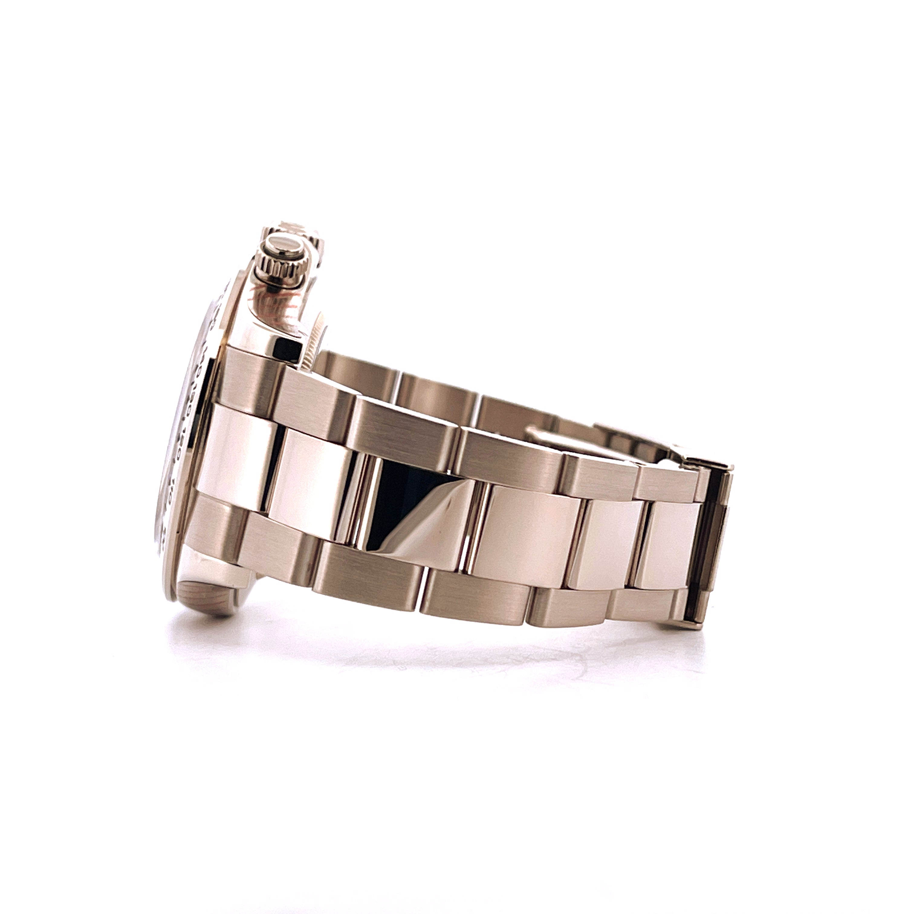 Rolex Daytona Weißgold Seitenansicht mit Metalarmband vor weißem Hintergrund