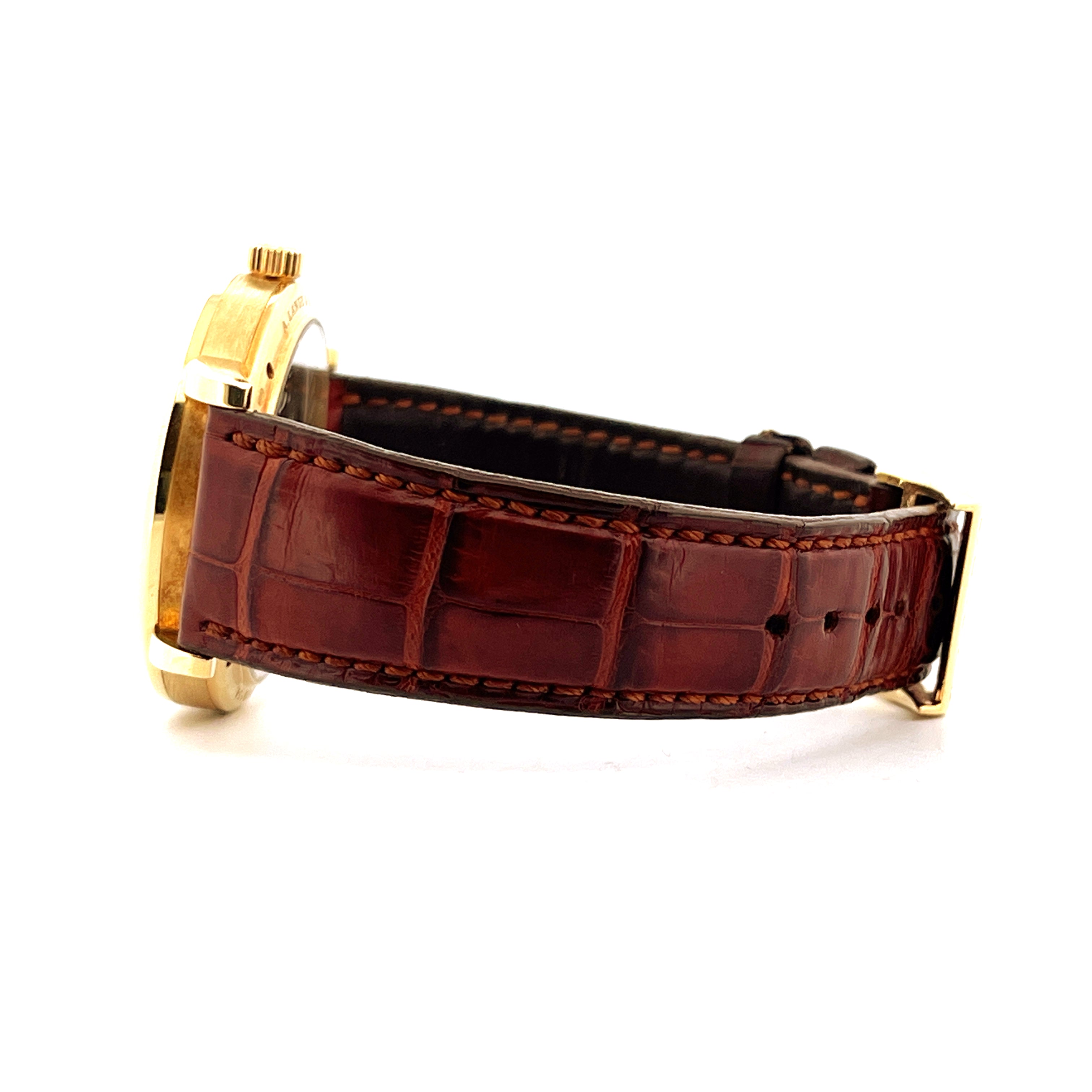 Seitenansicht einer A. Lange & Söhne Langematik mit einem braunen Alligatorlederarmband