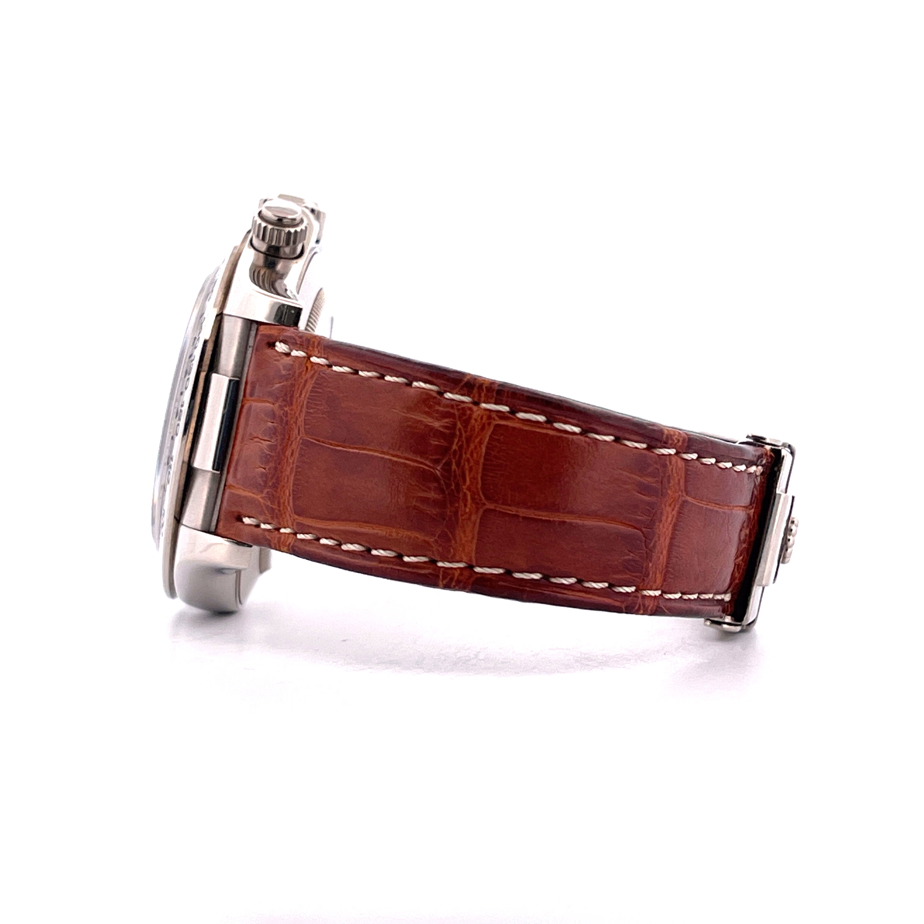 Seitenansicht einer Rolex Daytona Panda aus Weißgold mit braunem Krokolederarmband