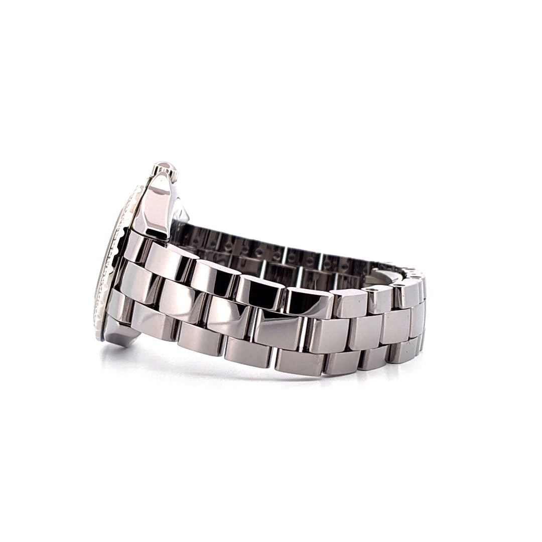 Seitenansicht der Chanel J12 33mm grey Keramikuhr mit Diamantbesatz und Metallarmband auf weißem Hintergrund