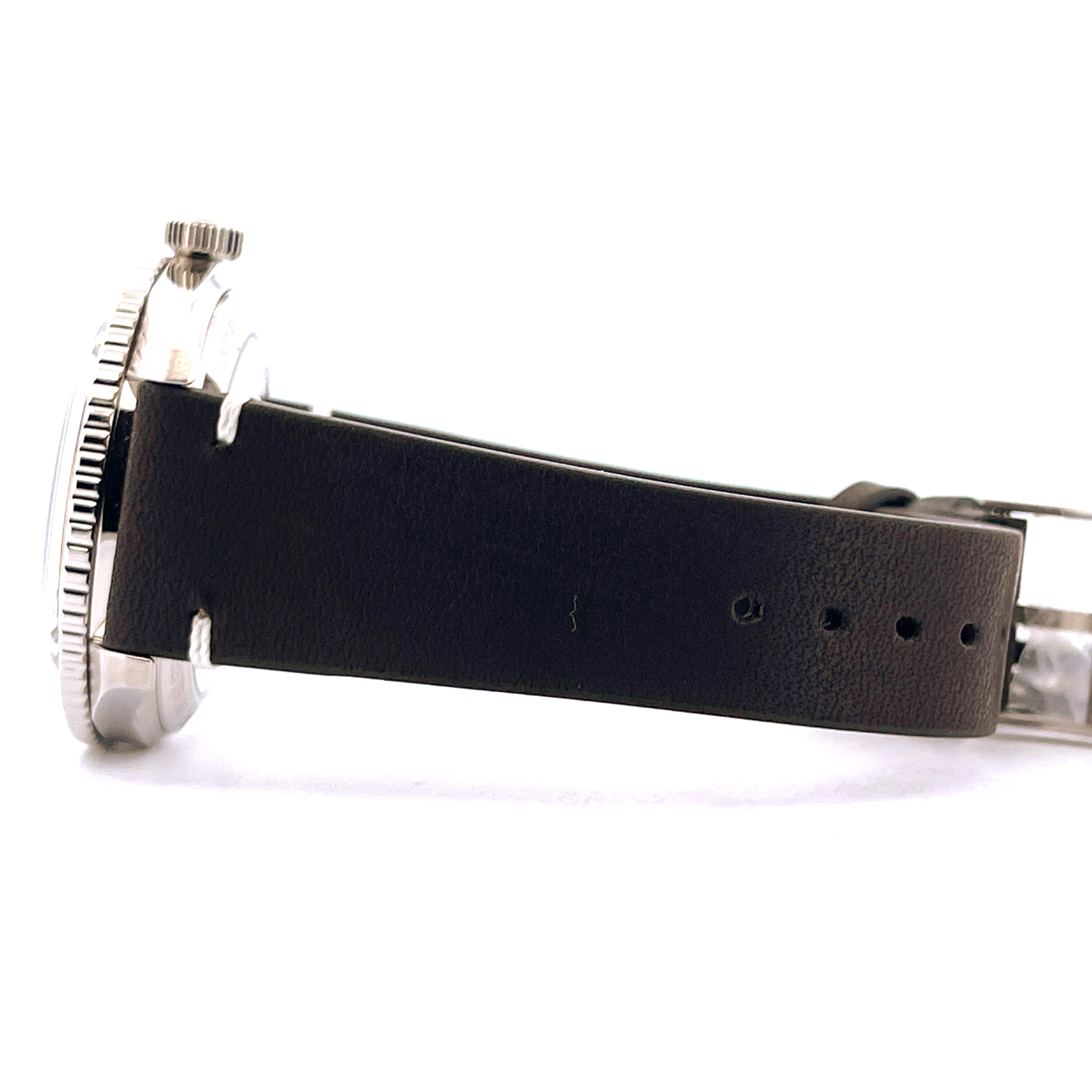 Seitenansicht einer Oris Divers Sixty Five Uhr mit schwarzem Lederarmband