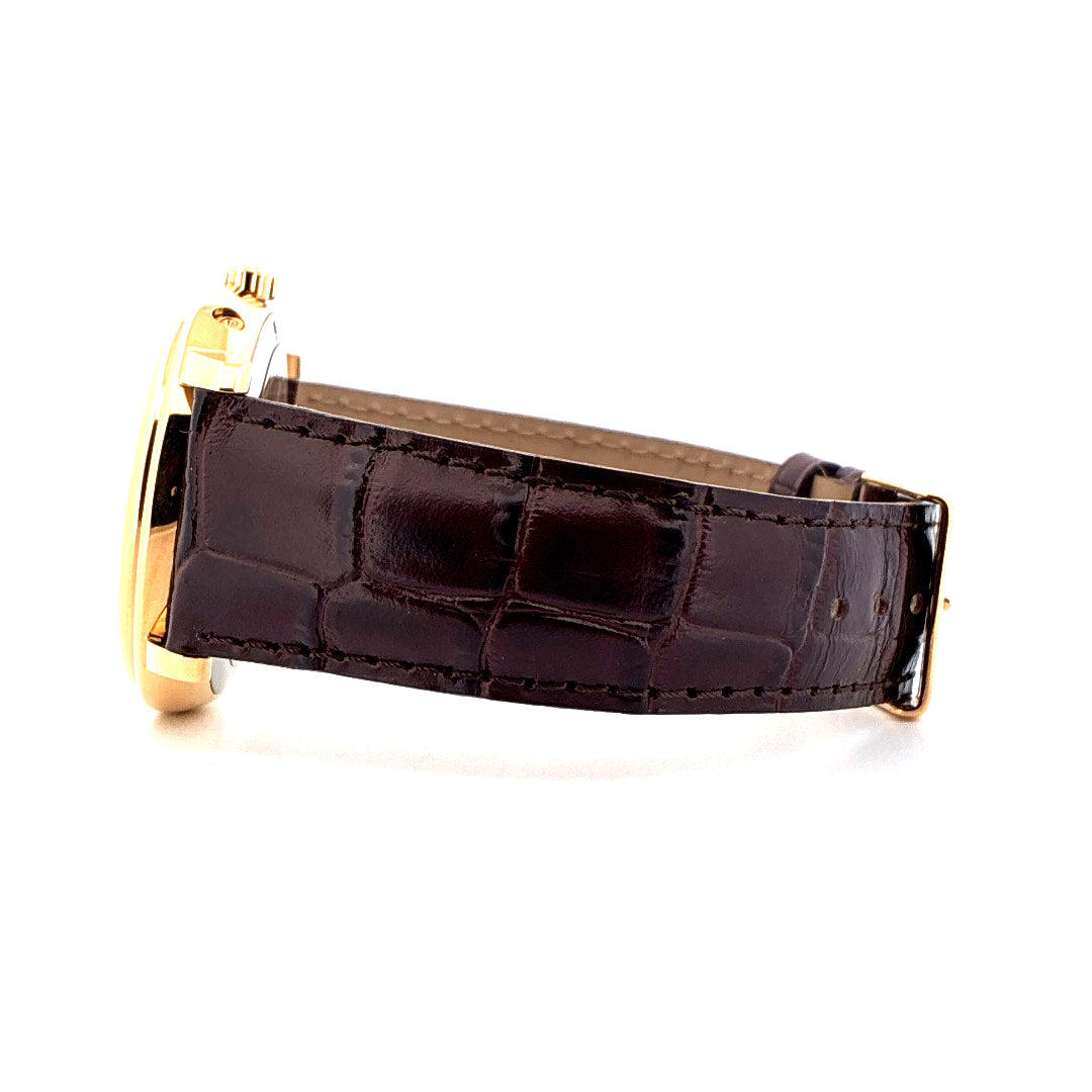 Seitenansicht einer Frederique Constant Business Timer Uhr mit braunem Kroko-Lederarmband auf weißem Hintergrund