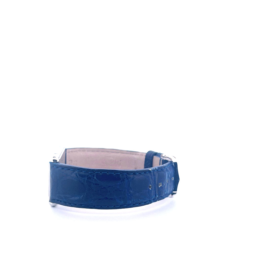 Cartier Tank Basculante Uhr mit blauem Kroko-Lederarmband in Seitenansicht auf weißem Hintergrund