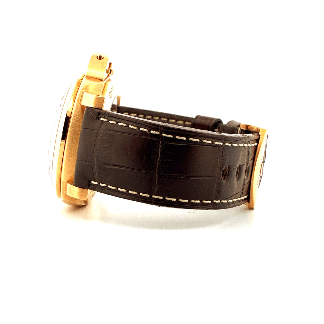 Seitenansicht einer goldenen Panerai Luminor 1950 8 Days Gmt Pam 289 mit braunem Krokolederarmband