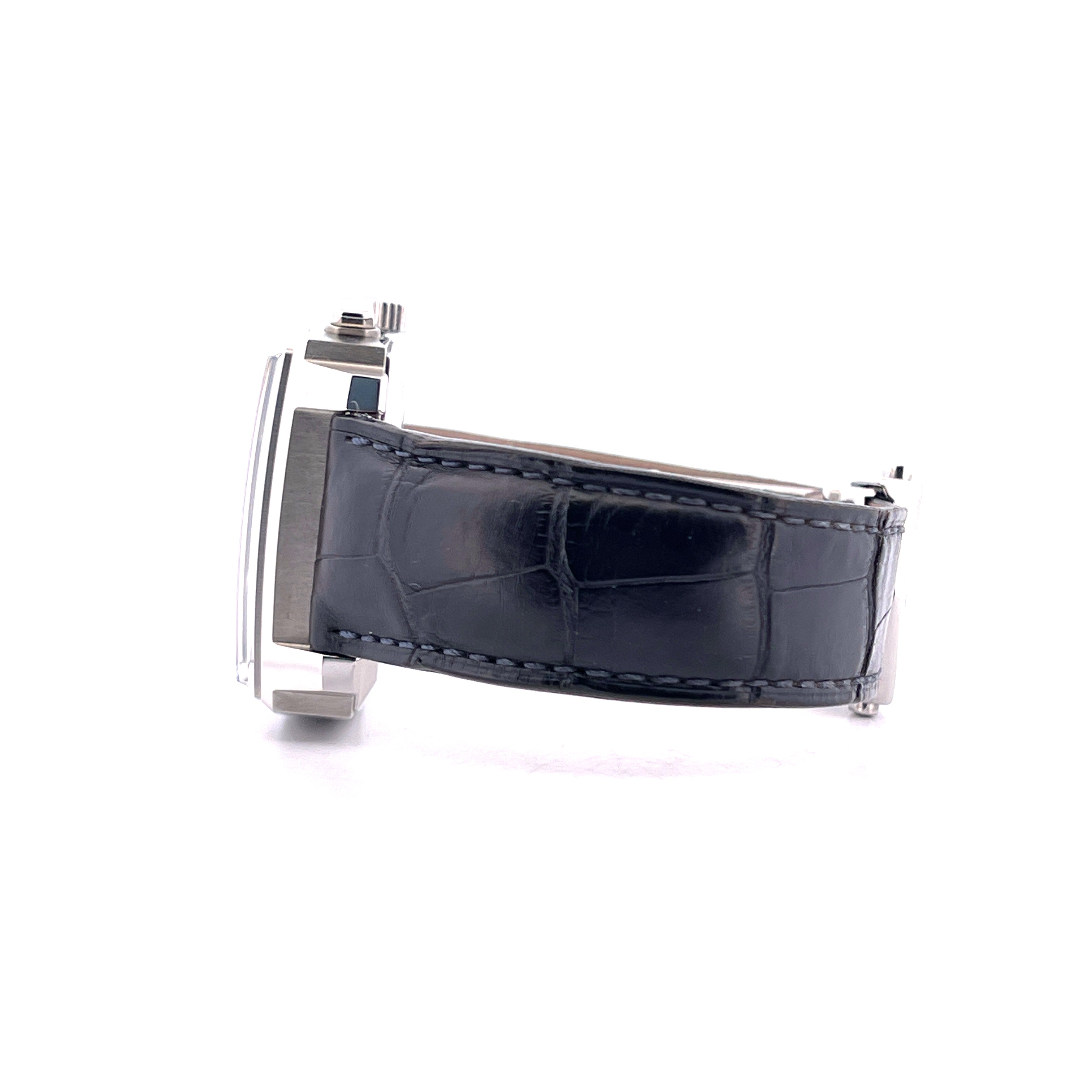 Seitenansicht einer Tag Heuer Monaco CAW2111 mit blauem Lederarmband