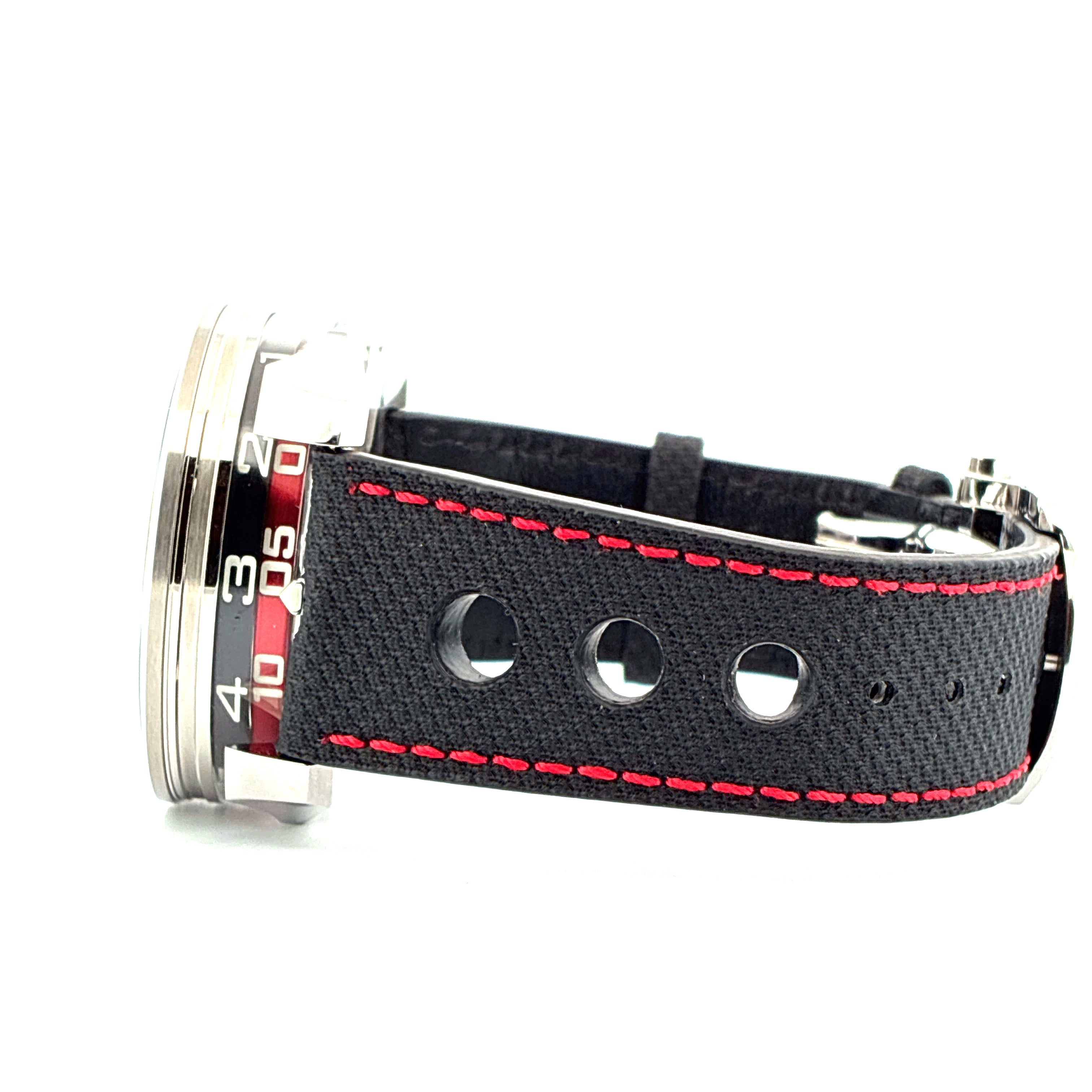 Seitenansicht der Mb&f M.A.D. 1 Edition Red mit schwarzem Armband und roten Nähten