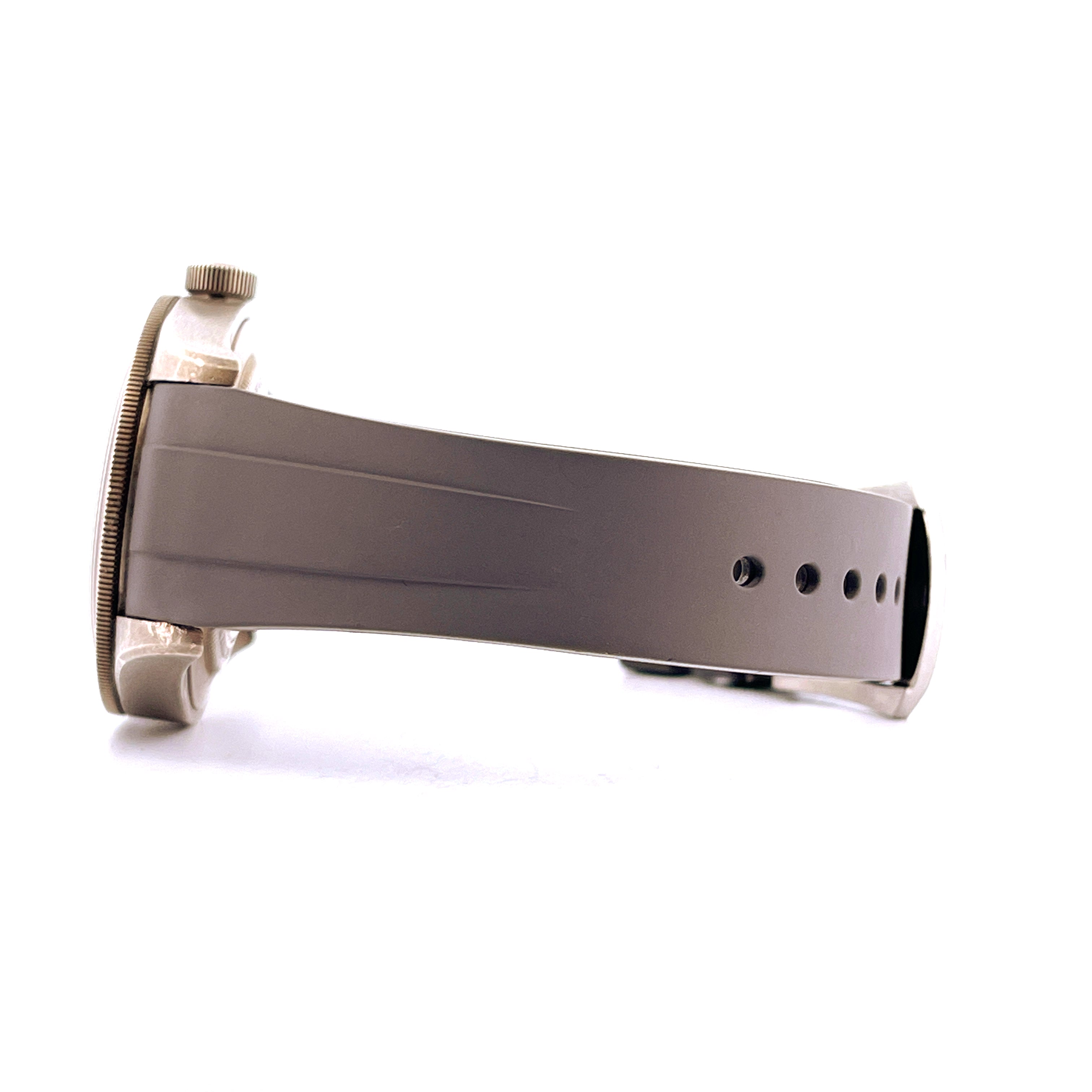 Tudor Black Bay Fifty-Eight Silver im Detail, silbernes Gehäuse und Armband mit sichtbaren Werkzeugspuren auf weißem Hinte…