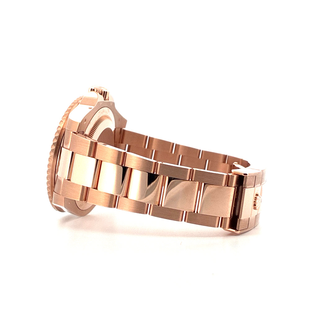 Rolex GMT-Master II Roségold Seitenansicht des roségoldenen Armbands und Gehäuses auf weissem Hintergrund