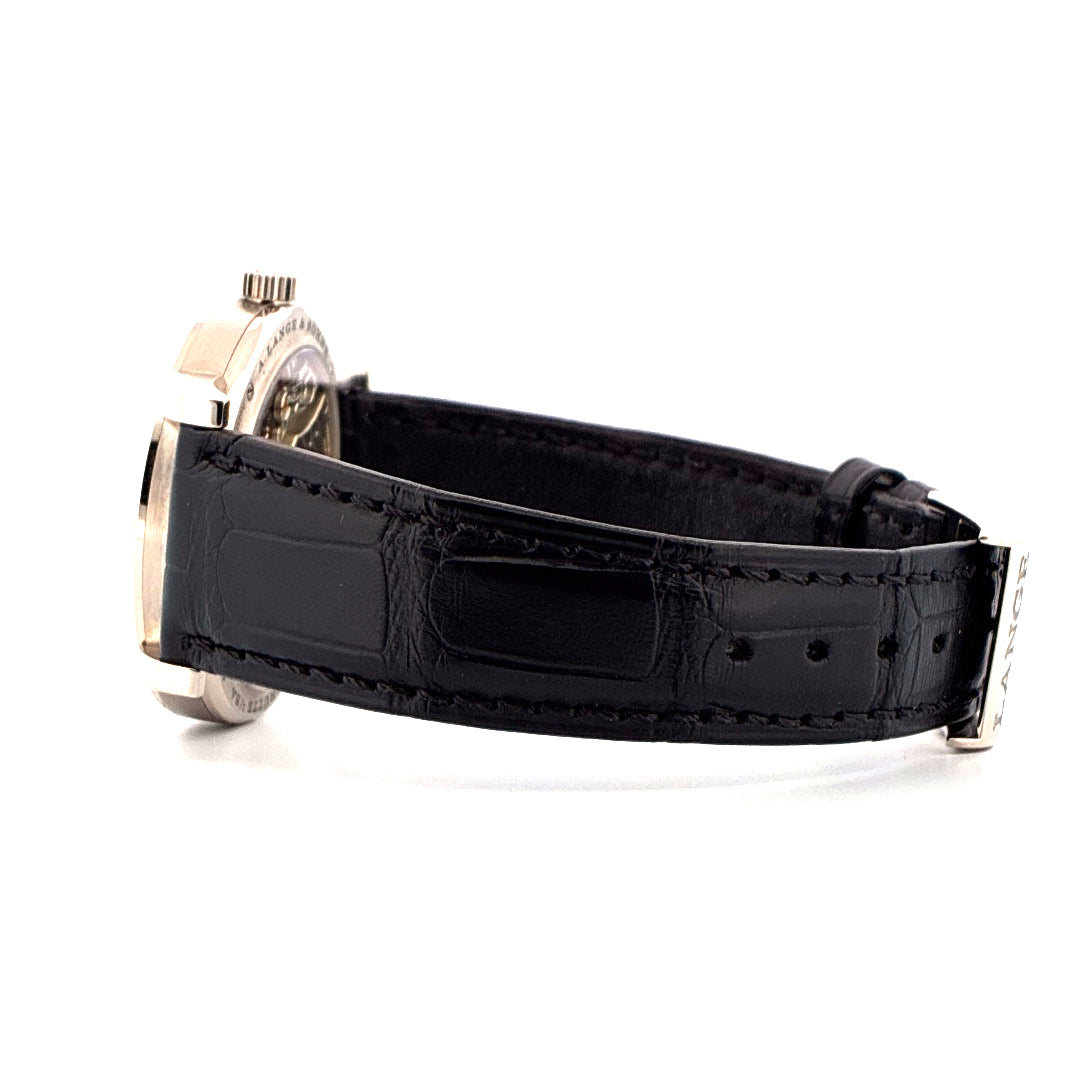 A. Lange & Söhne Lange 1 in Weißgold mit schwarzem Lederarmband, Seitenansicht auf weißem Hintergrund